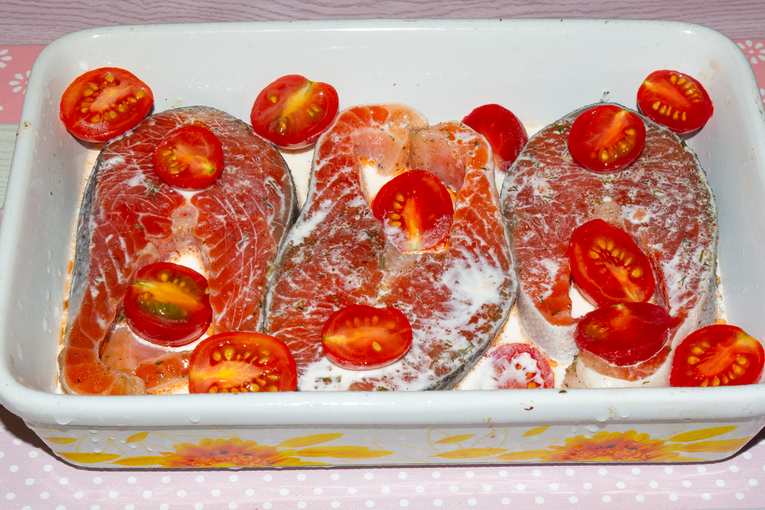 рыбу залейте сливками и добавьте помидорами по рецепту Семга с помидорами рыба в сливках по рецепту Семга с помидорами