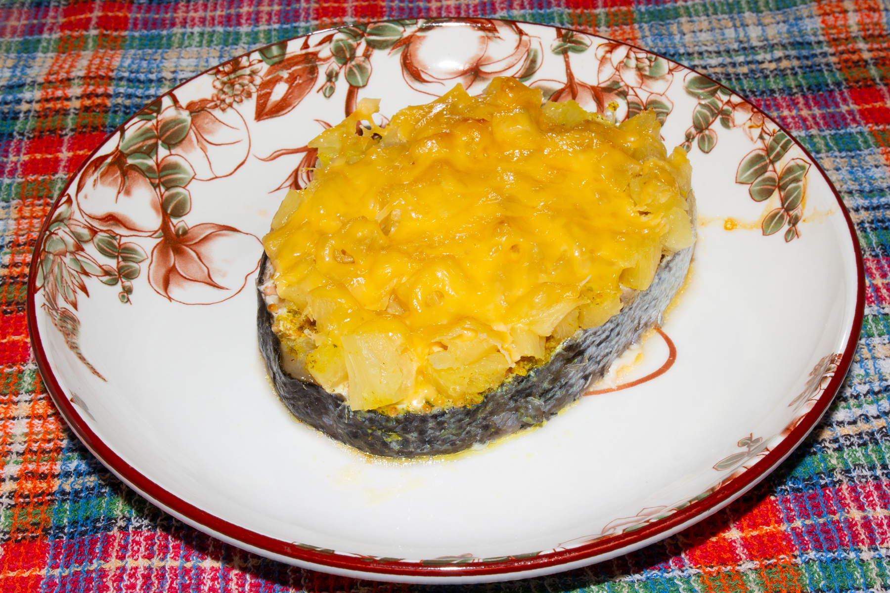 Семга запеченная с ананасом и сыром