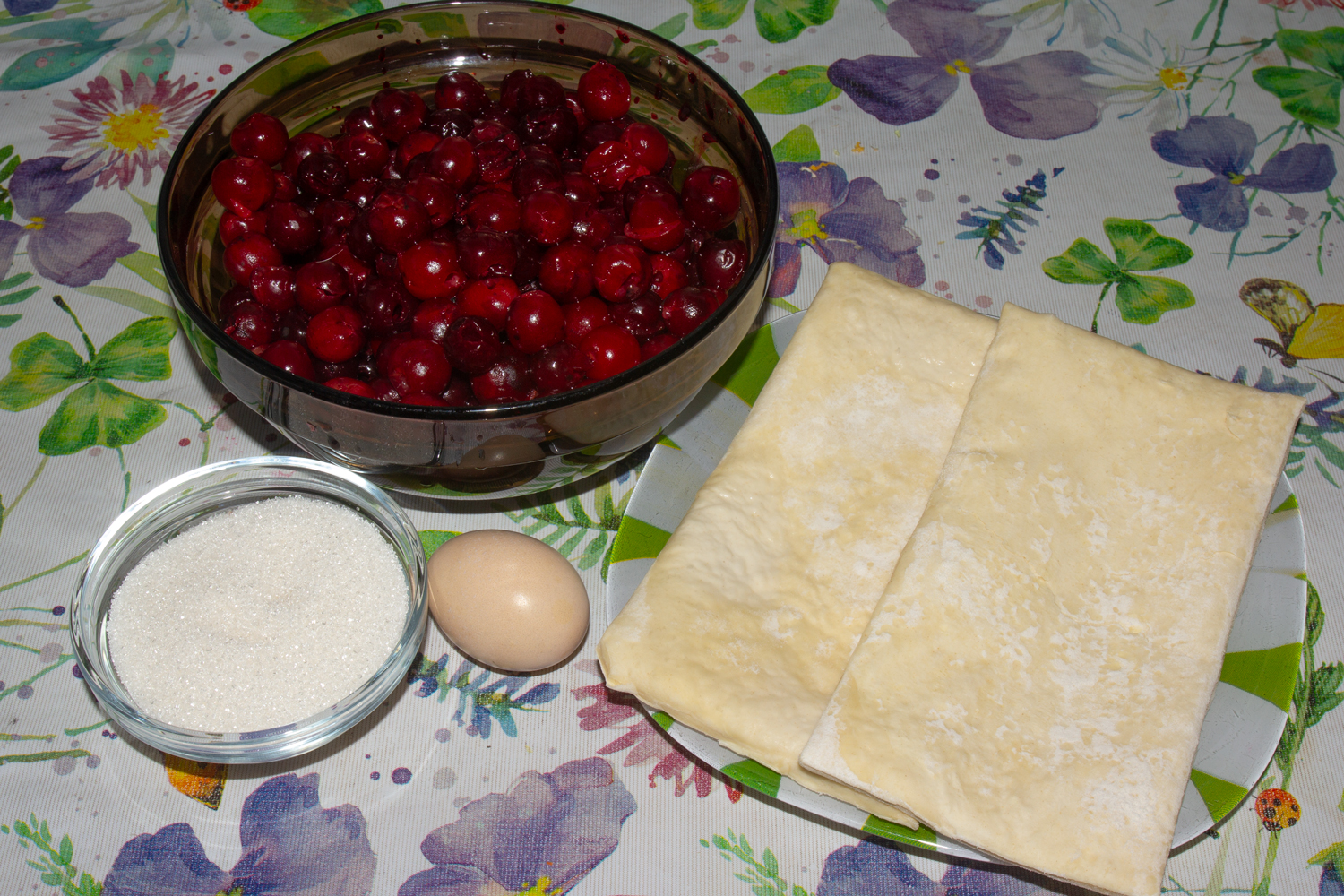 продукты для рецепта Штрудель с вишней из слоеного теста