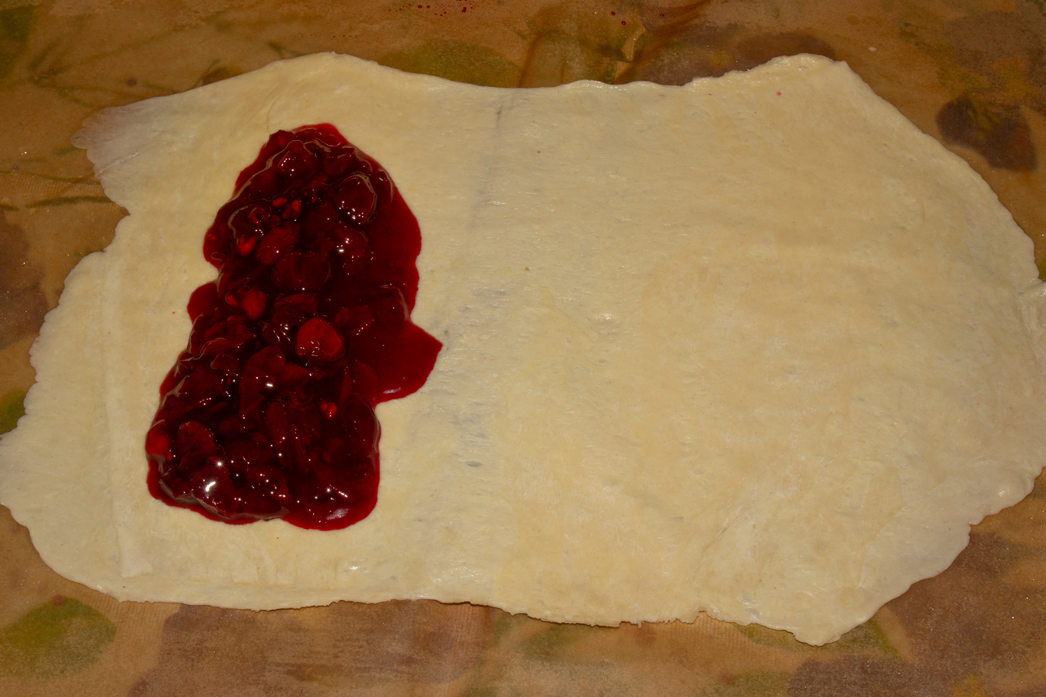 выложенная начинка по рецепту Штрудель с вишней из слоеного теста