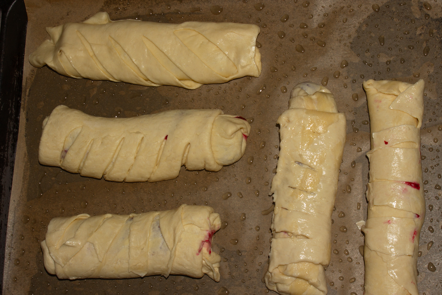 сформированные штрудели по рецепту Штрудель с вишней из слоеного теста