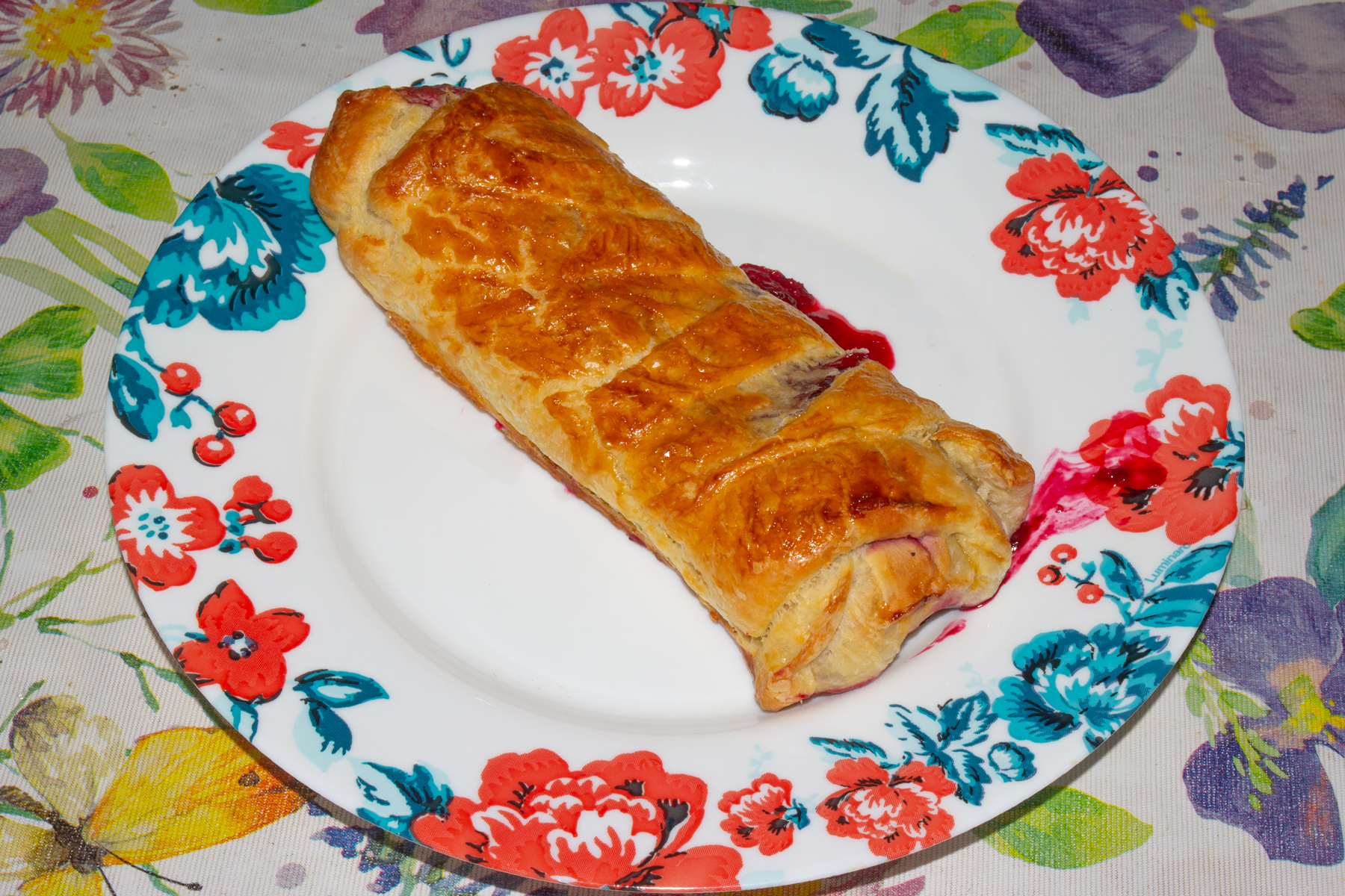 Штрудель с вишней из слоеного теста