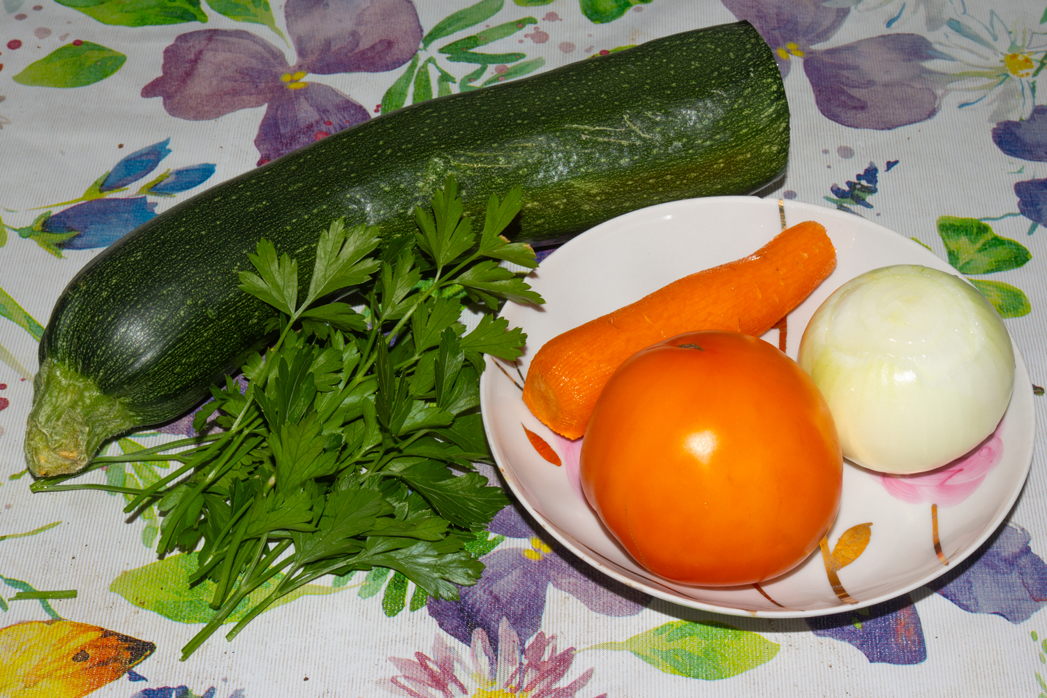 продукты для рецепта Тушеные кабачки с морковью и помидорами