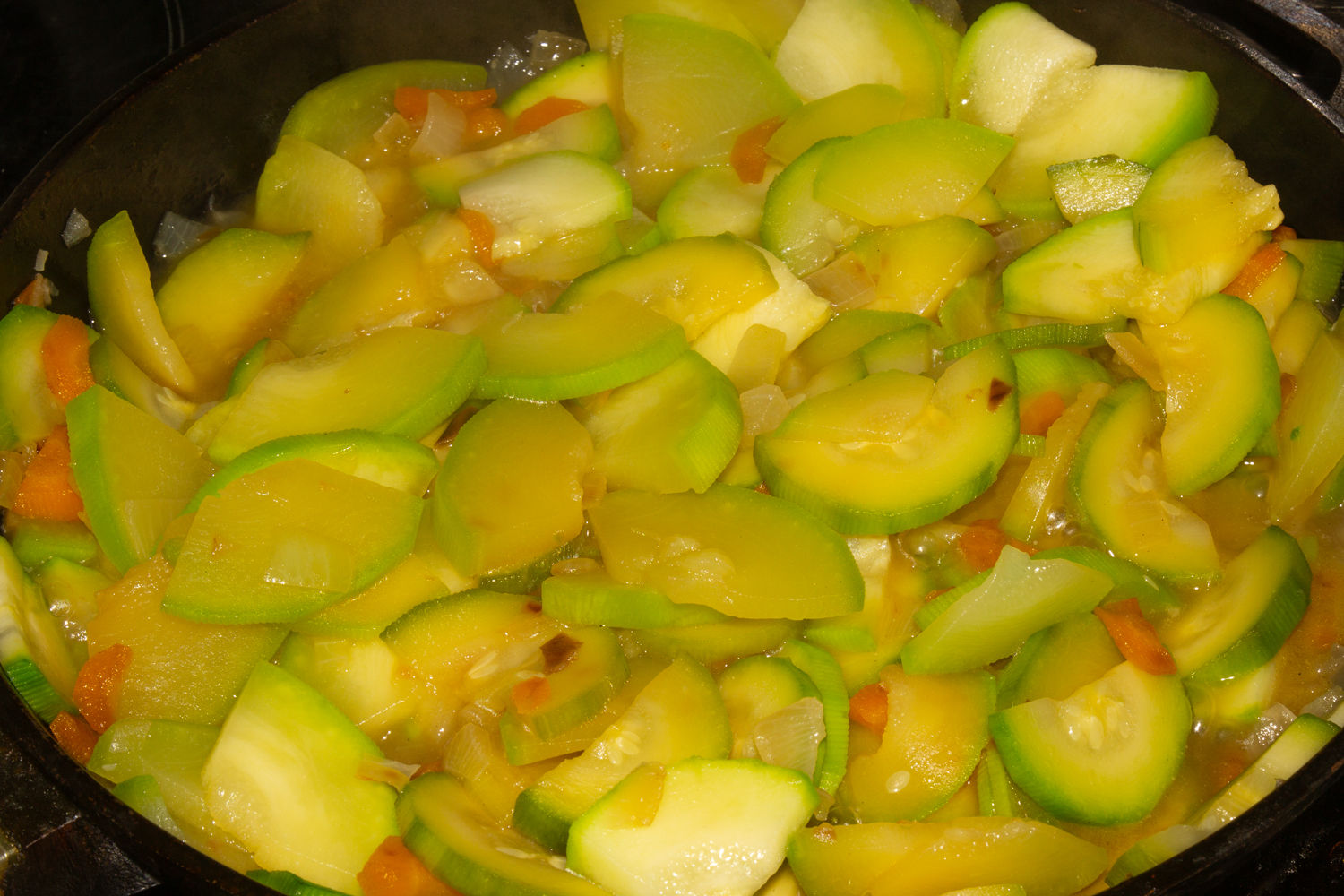 обжаренные овощи по рецепту Тушеные кабачки с морковью и помидорами