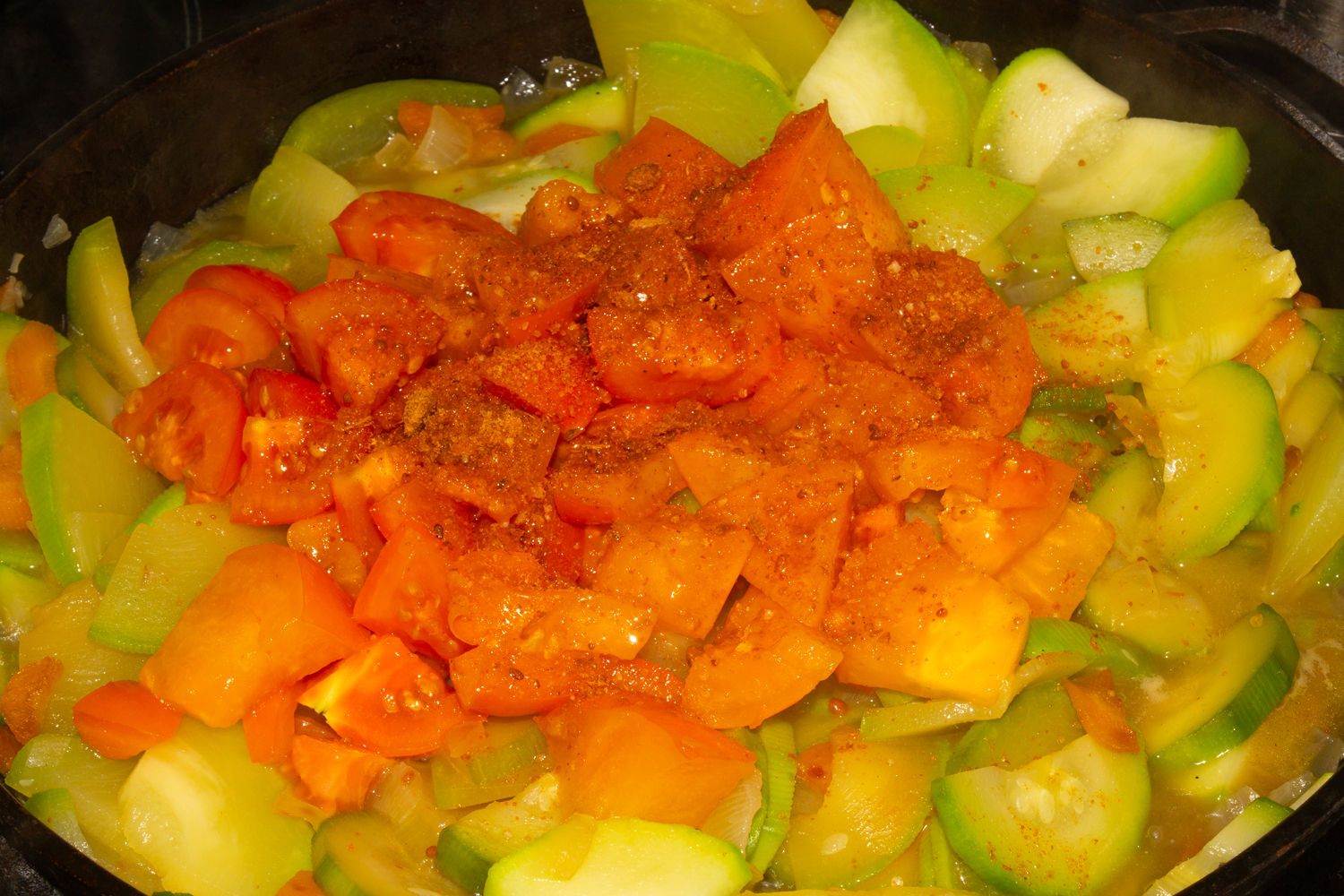 нарезанные помидоры по рецепту Тушеные кабачки с морковью и помидорами