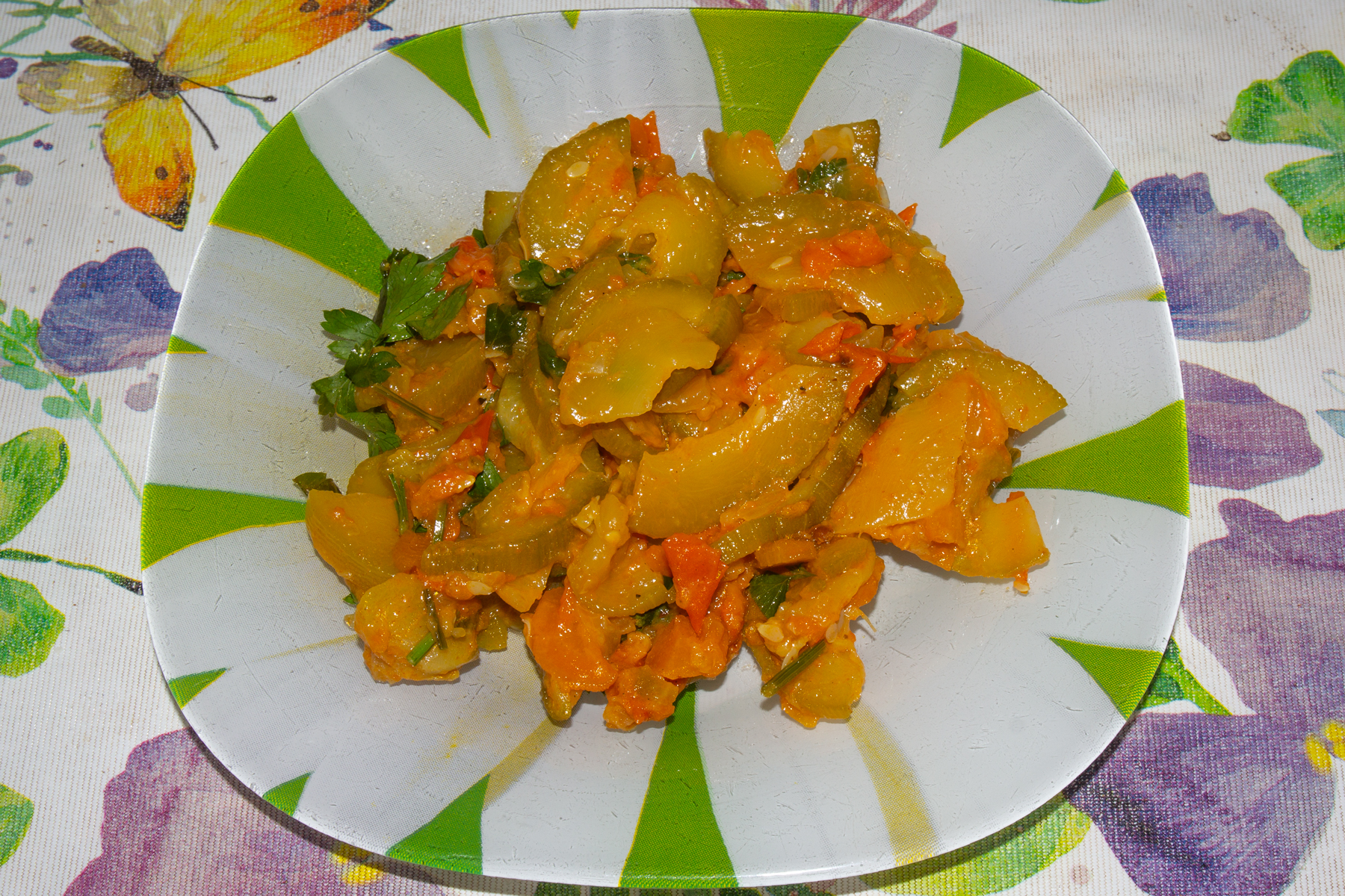 Тушеные кабачки с морковью и помидорами