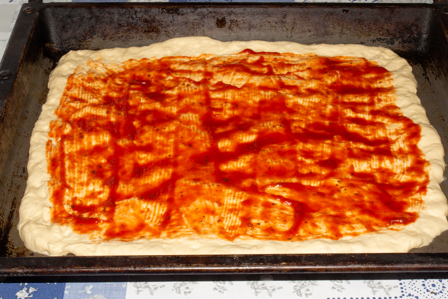 тесто смажьте соусом по рецепту Пицца Гавайская тесто смазанное соусом по рецепту Пицца Гавайская