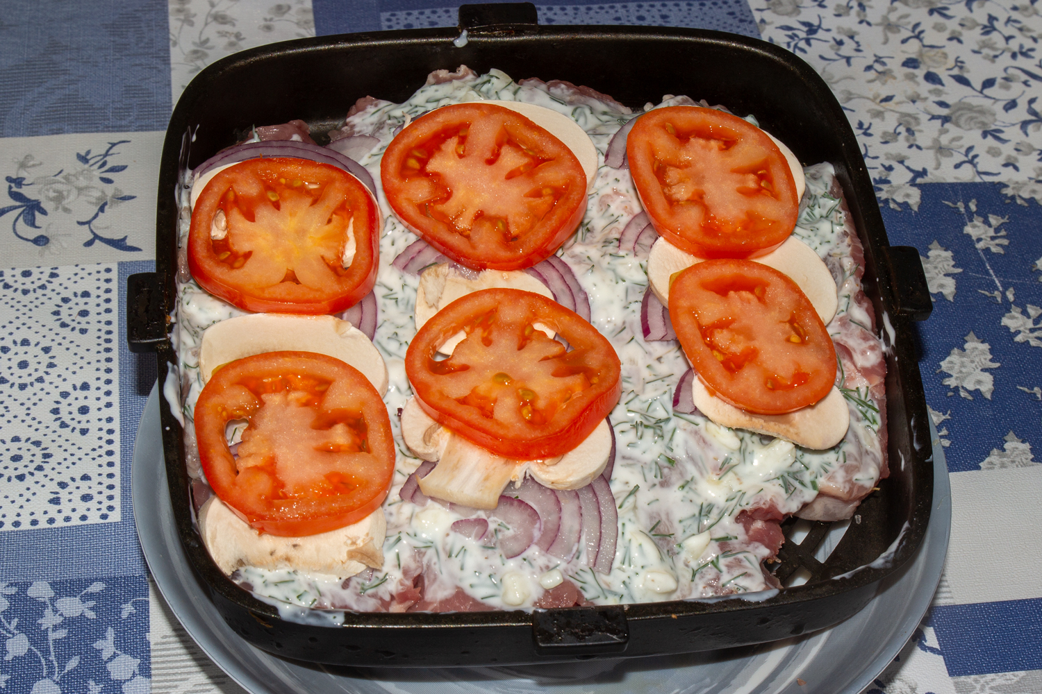 нарезанные помидоры по рецепту Мясо по-французски в аэрогриле