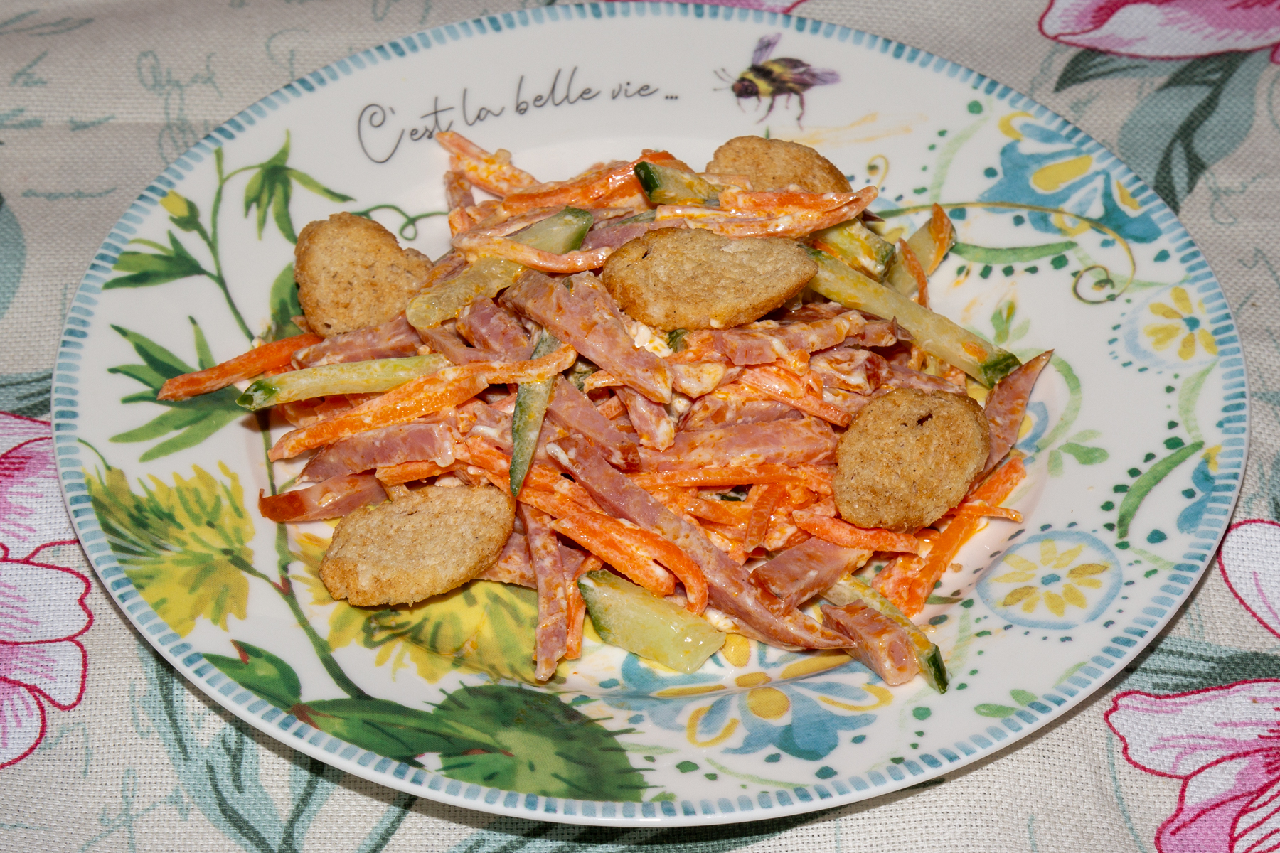 Салат с колбасой, морковью по-корейски, огурцами и сухариками