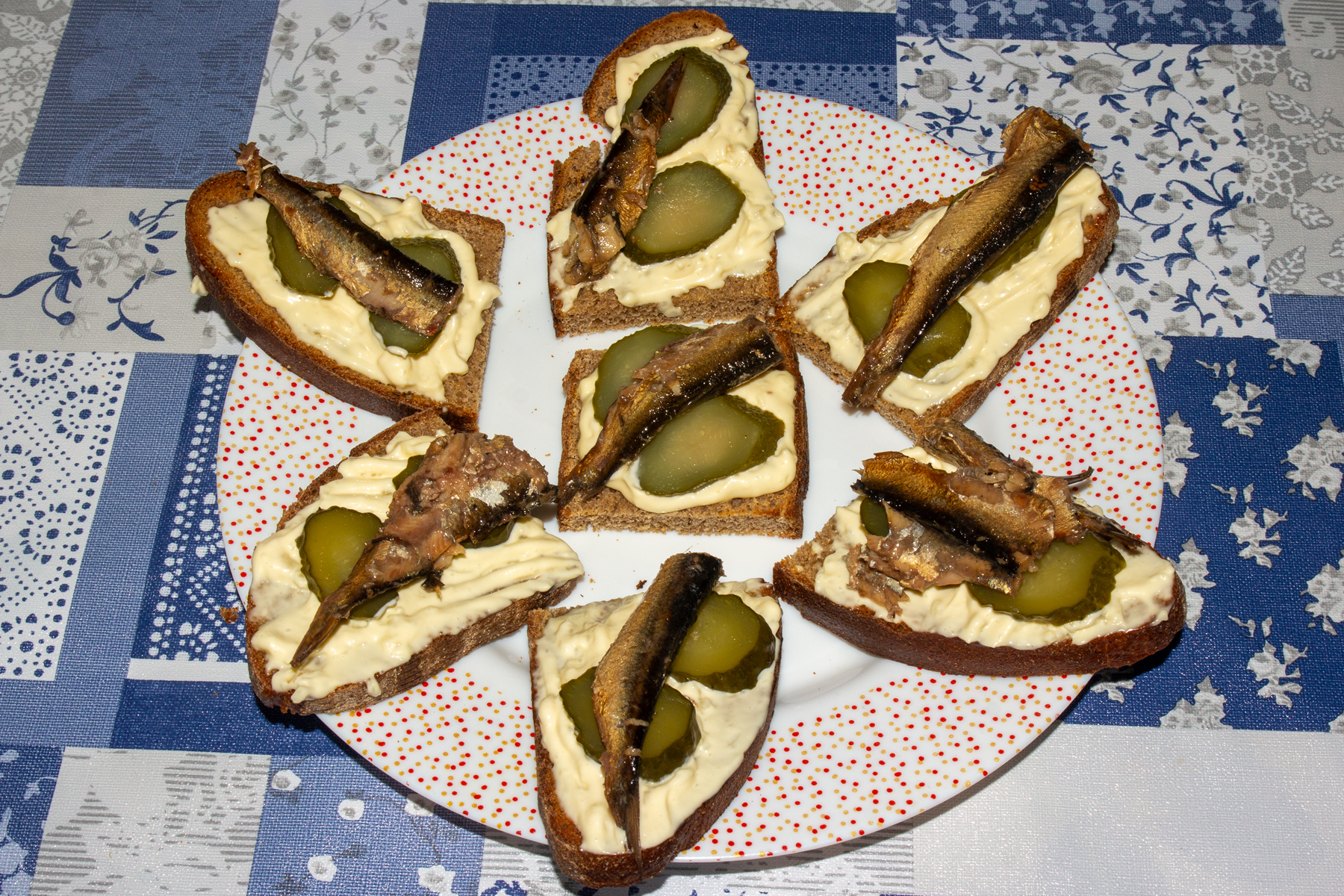 Бутерброды на ржаном хлебе со шпротами и соленым огурцом