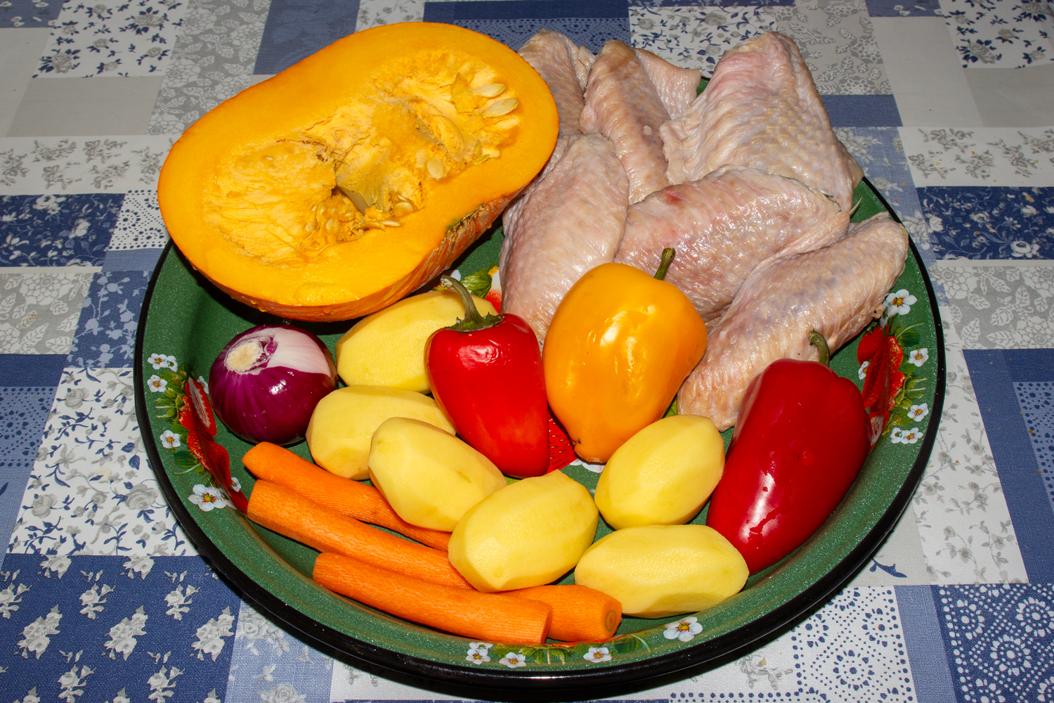 продукты для рецепта Крылья индейки запеченные с овощами