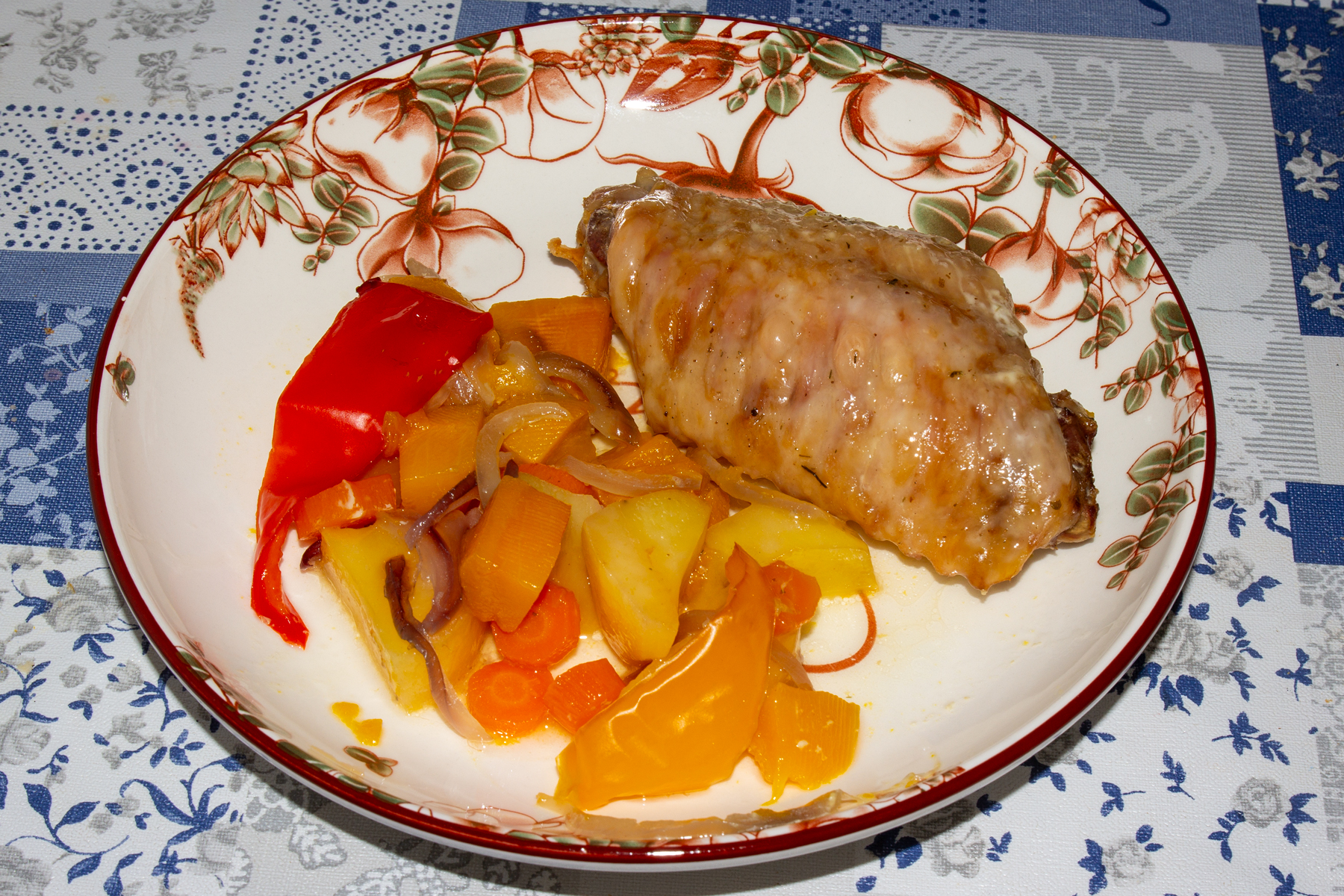 Крылья индейки запеченные с овощами