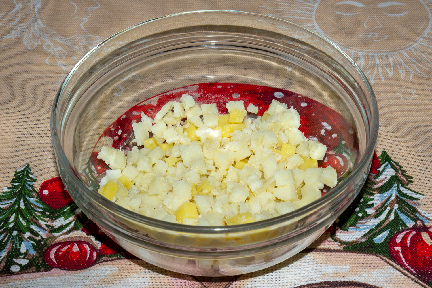 картофель нарежьте по рецепту Оливье нарезанный картофель по рецепту Оливье