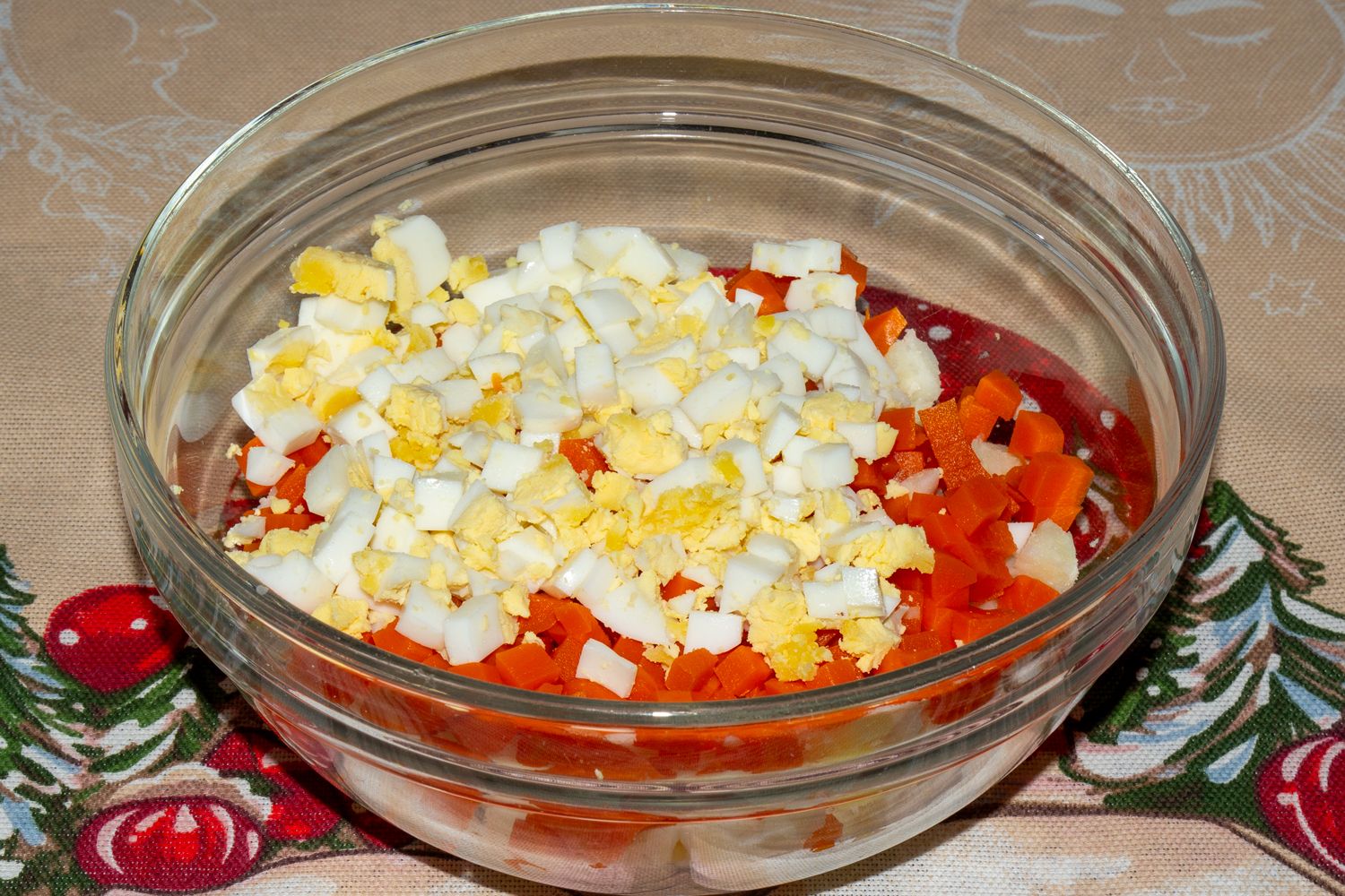 яйцо нарежьте по рецепту Оливье нарезанное яйцо по рецепту Оливье