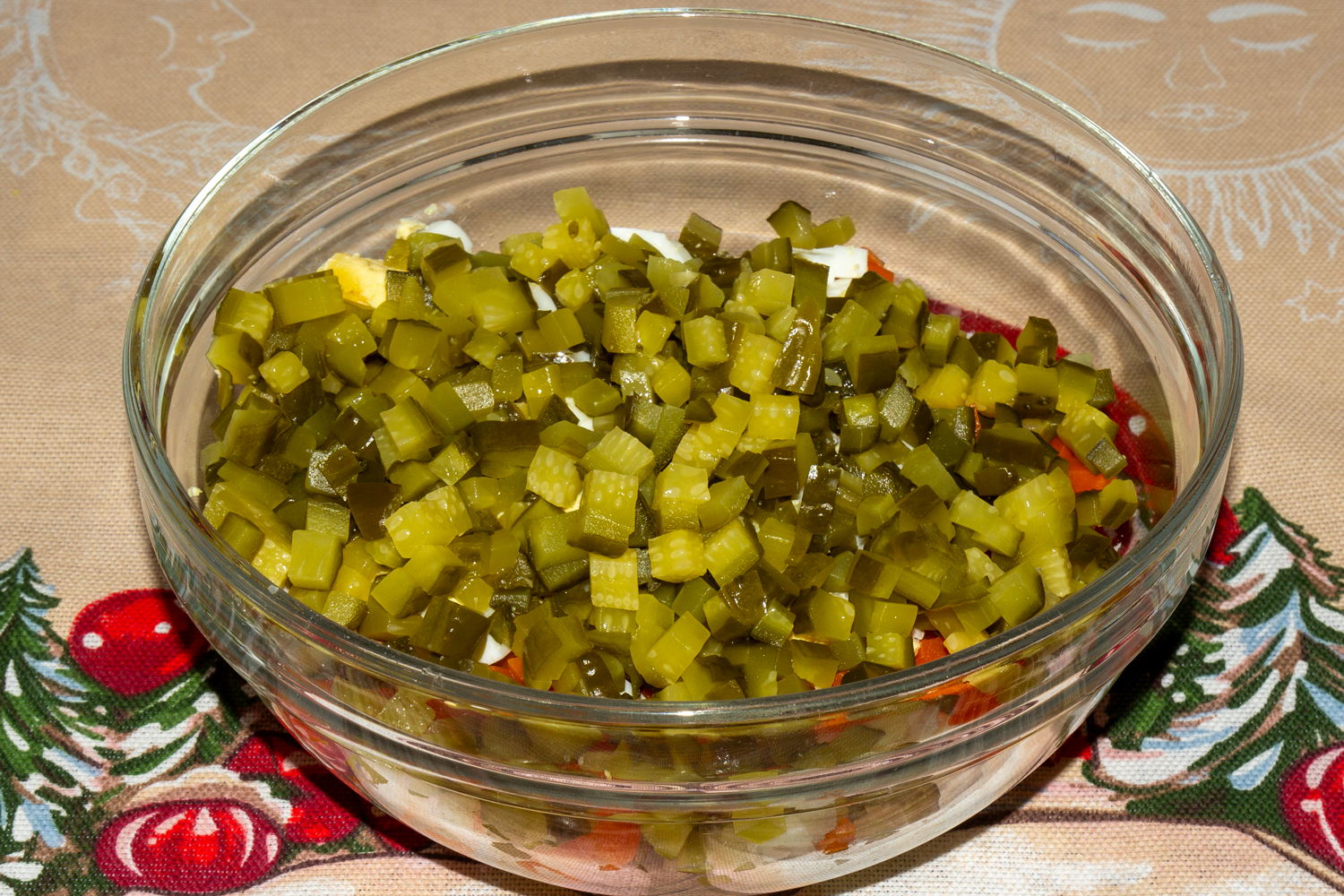 нарежьте огурец по рецепту Оливье нарезанный огурец по рецепту Оливье