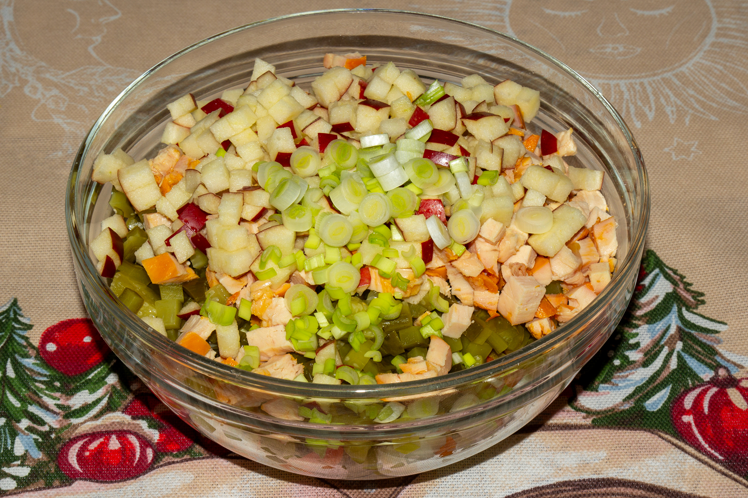 салат приготовленный по рецепту Оливье готовый салат по рецепту Оливье