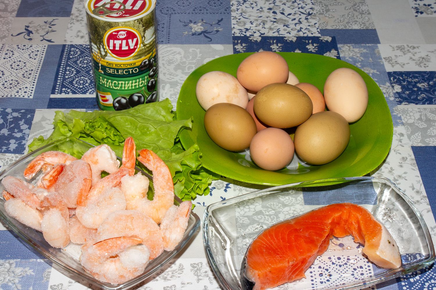 продукты для рецепта Яйца, фаршированные креветками и семгой