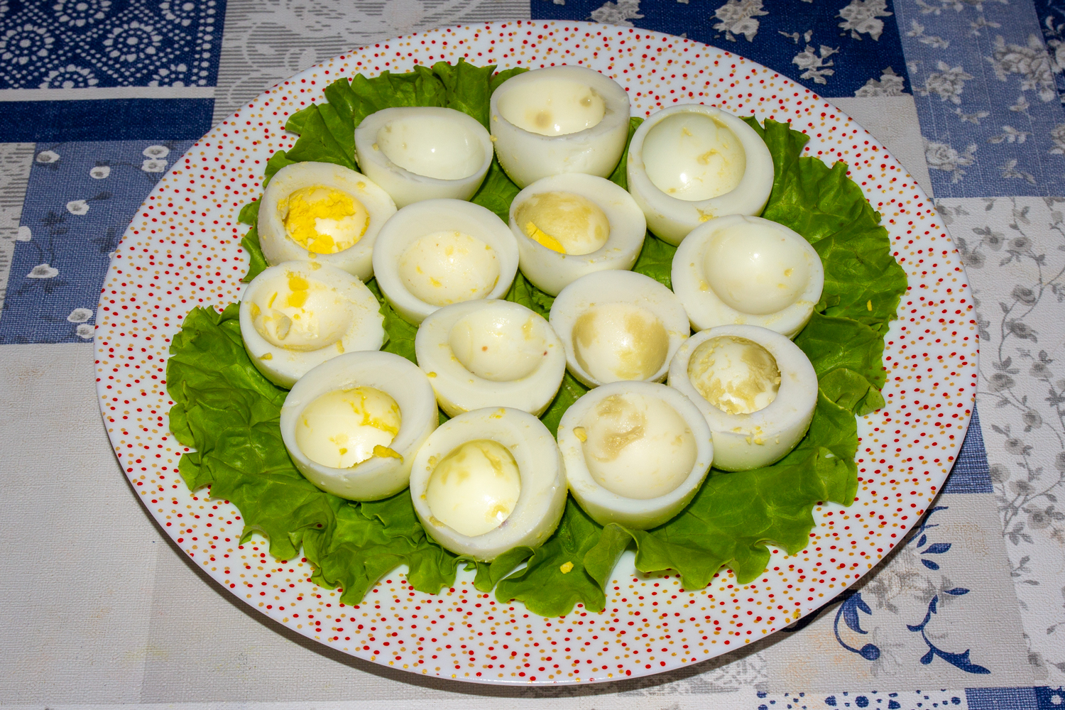 очищенные яйца по рецепту Яйца, фаршированные креветками и семгой