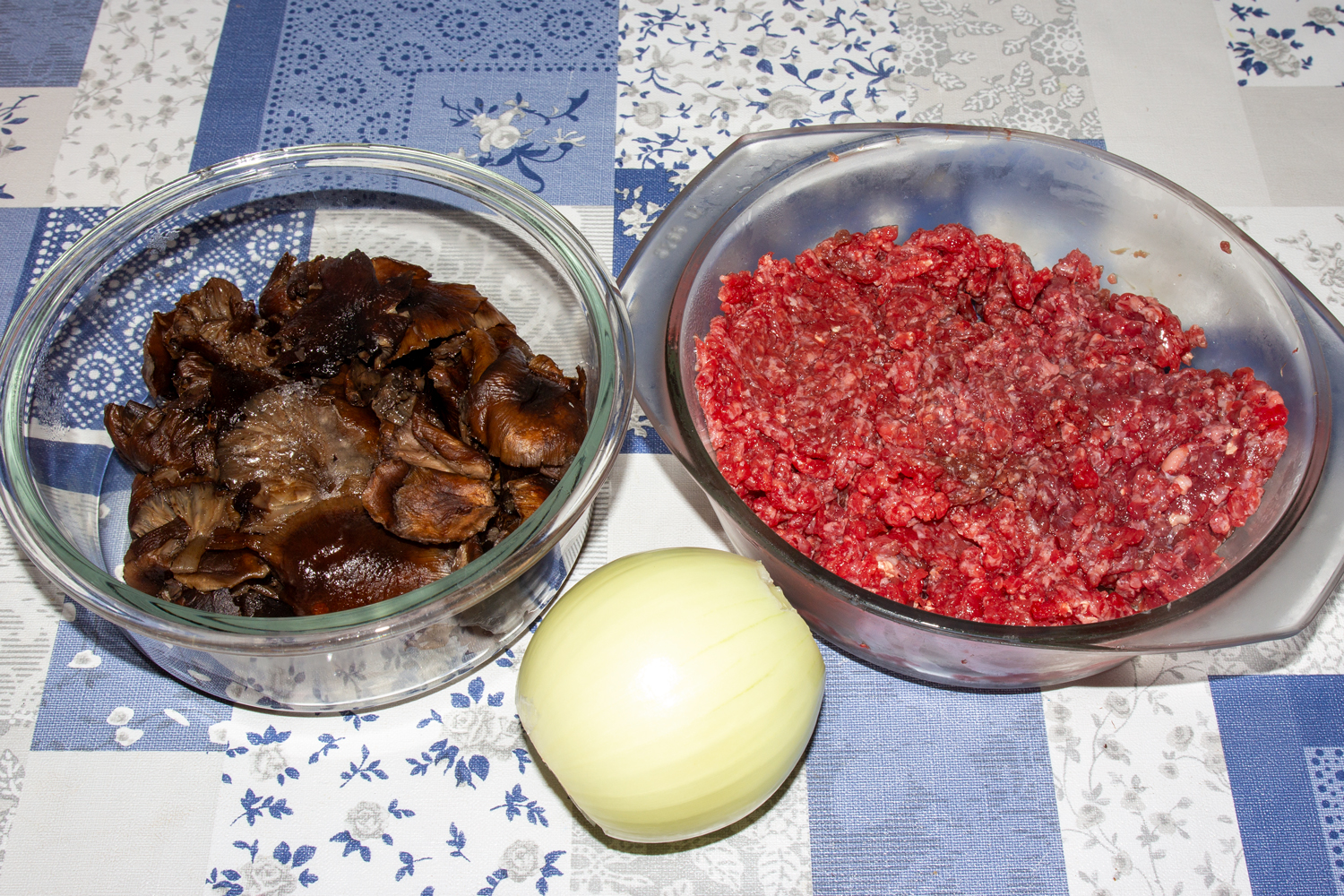 ингредиенты для рецепта Фарш с грибами на сковороде продукты для рецепта Фарш с грибами на сковороде