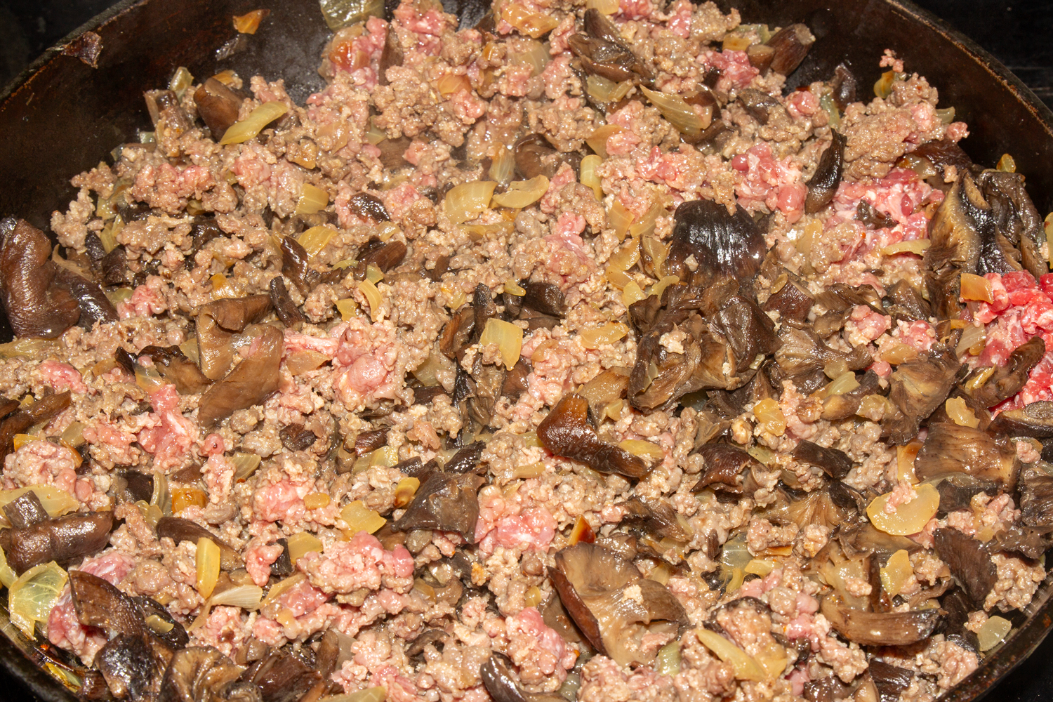 ингредиенты обжарьте по рецепту Фарш с грибами на сковороде обжарьте продукты по рецепту Фарш с грибами на сковороде