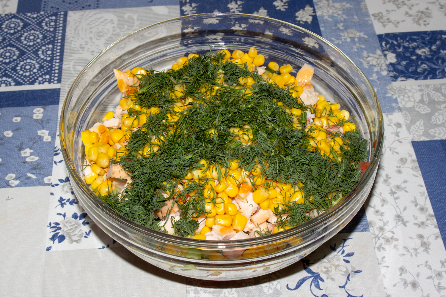 ингредиенты нарежьте по рецепту Салат Парижель с копченой курицей нарезанные продукты по рецепту Салат Парижель с копченой курицей