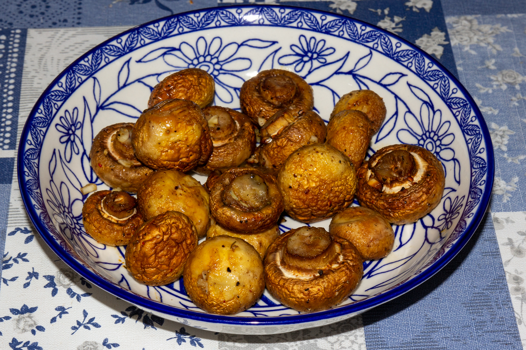 Фото к рецепту Шампиньоны в майонезе в аэрогриле Шампиньоны в майонезе в аэрогриле