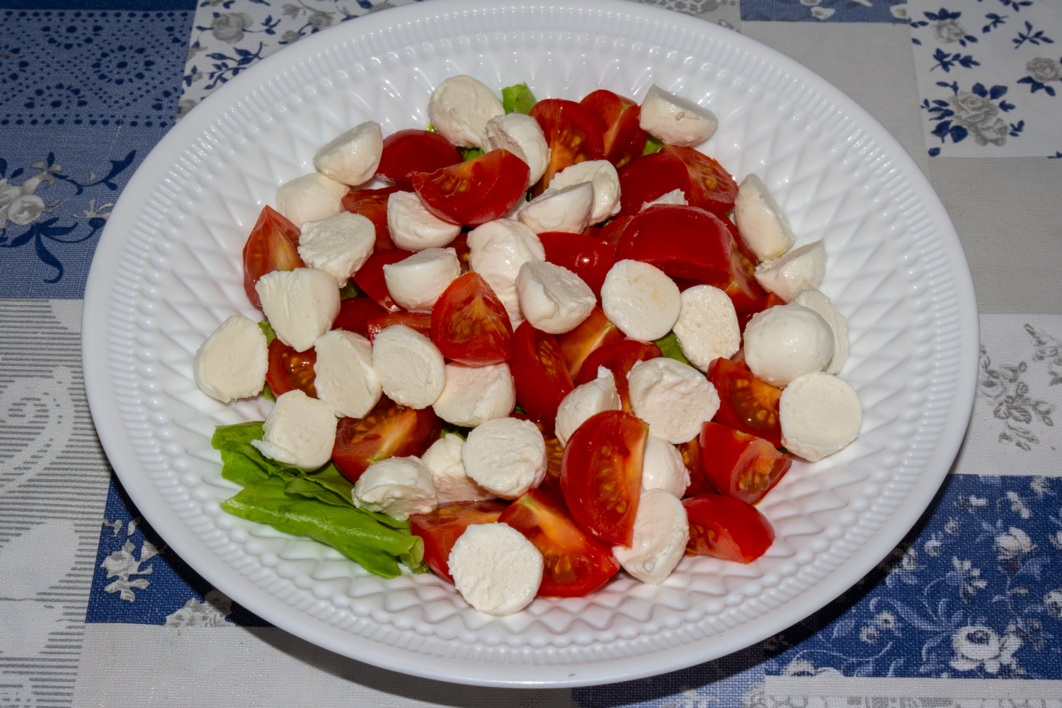 продукты нарежьте по рецепту Легкий салат из манго, томатов и моцареллы нарезанные продукты по рецепту Легкий салат из манго, томатов и моцареллы