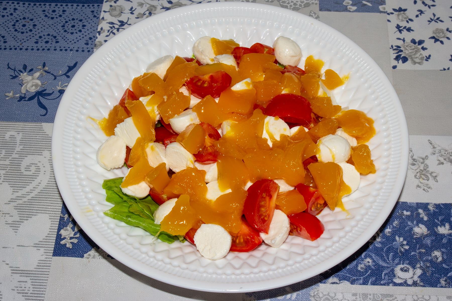 Фото к рецепту Легкий салат из манго, томатов и моцареллы Легкий салат из манго, томатов и моцареллы