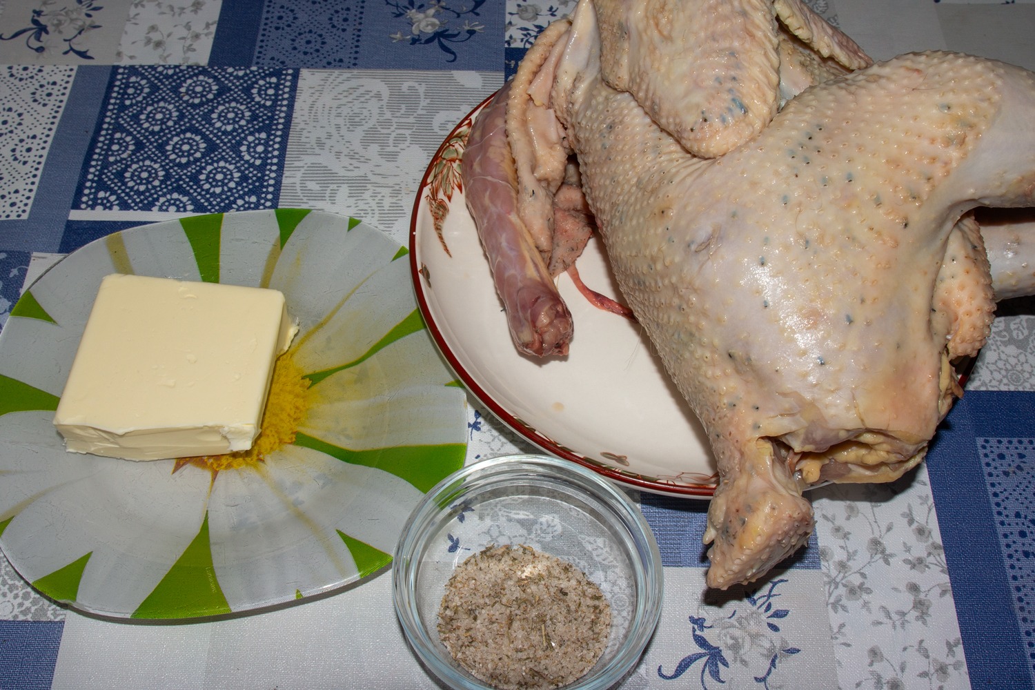 ингредиенты для рецепта Курица, запеченная с ароматным сливочным маслом и чесноком продукты для рецепта Курица, запеченная с ароматным сливочным маслом и чесноком