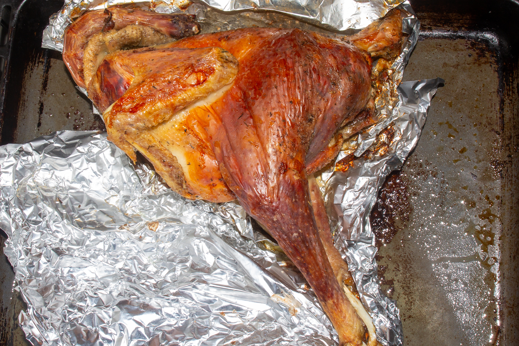 Фото к рецепту Курица, запеченная с ароматным сливочным маслом и чесноком Курица, запеченная с ароматным сливочным маслом и чесноком