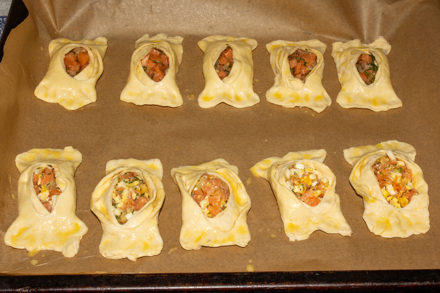 сформированные пирожки по рецепту Расстегаи с рыбой