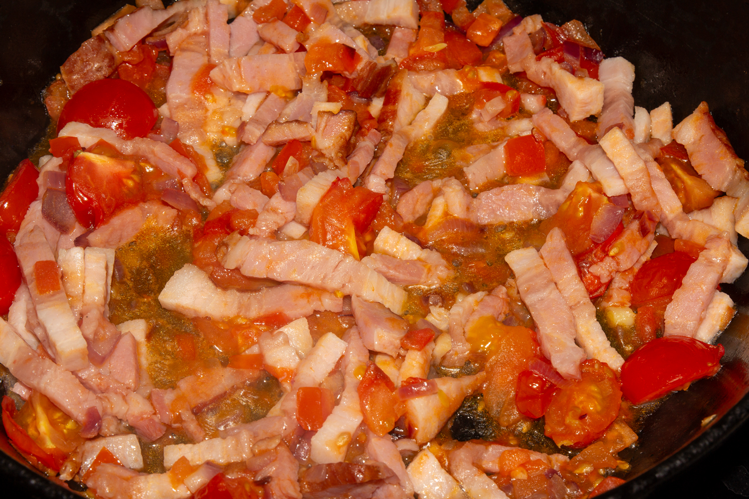 овощи и мясо обжарьте по рецепту Омлет с овощами и копченой грудинкой обжаренные продукты по рецепту Омлет с овощами и копченой грудинкой