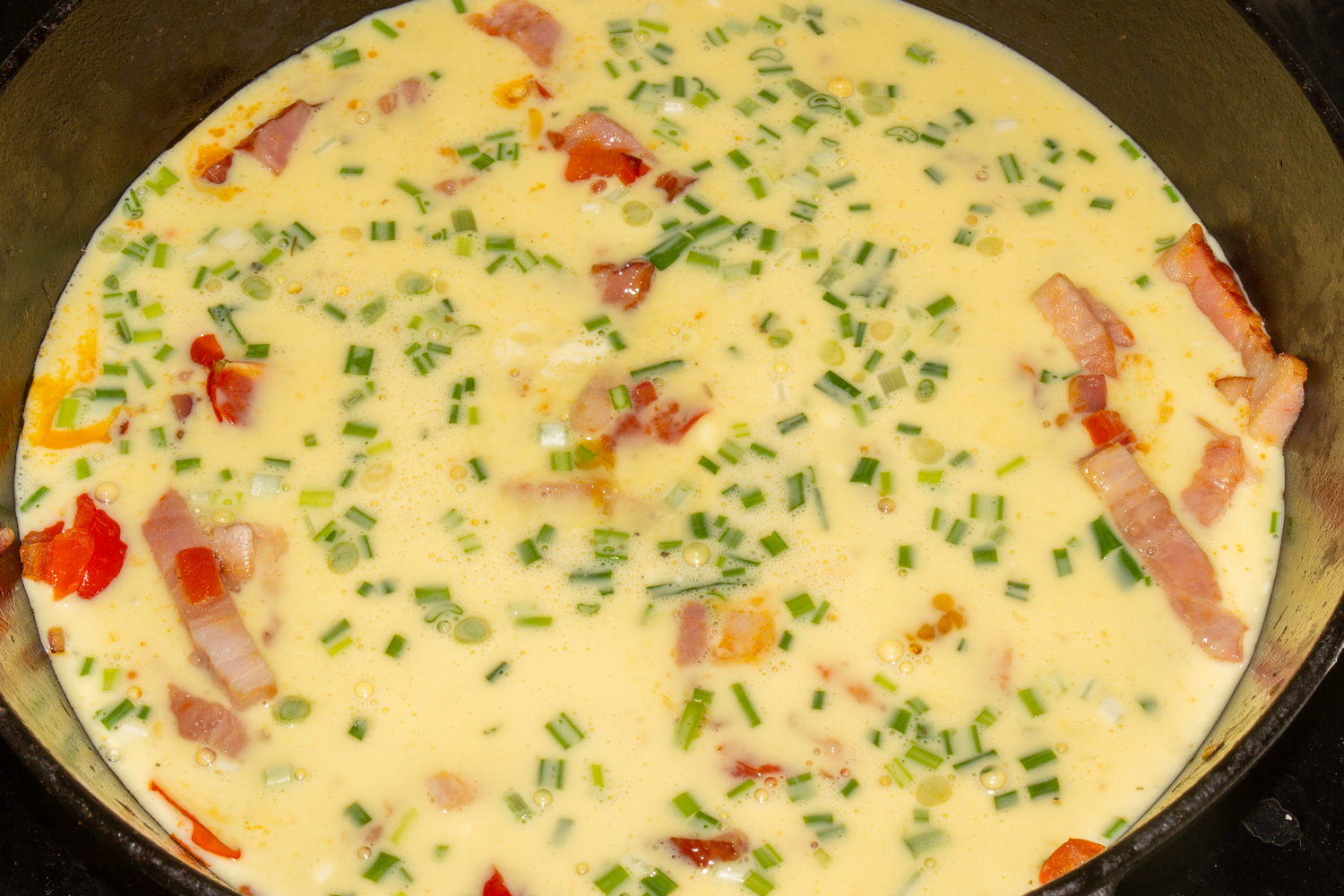 ингредиенты залейте яичной смесью по рецепту Омлет с овощами и копченой грудинкой продукты залитые яичной смесью по рецепту Омлет с овощами и копченой грудинкой