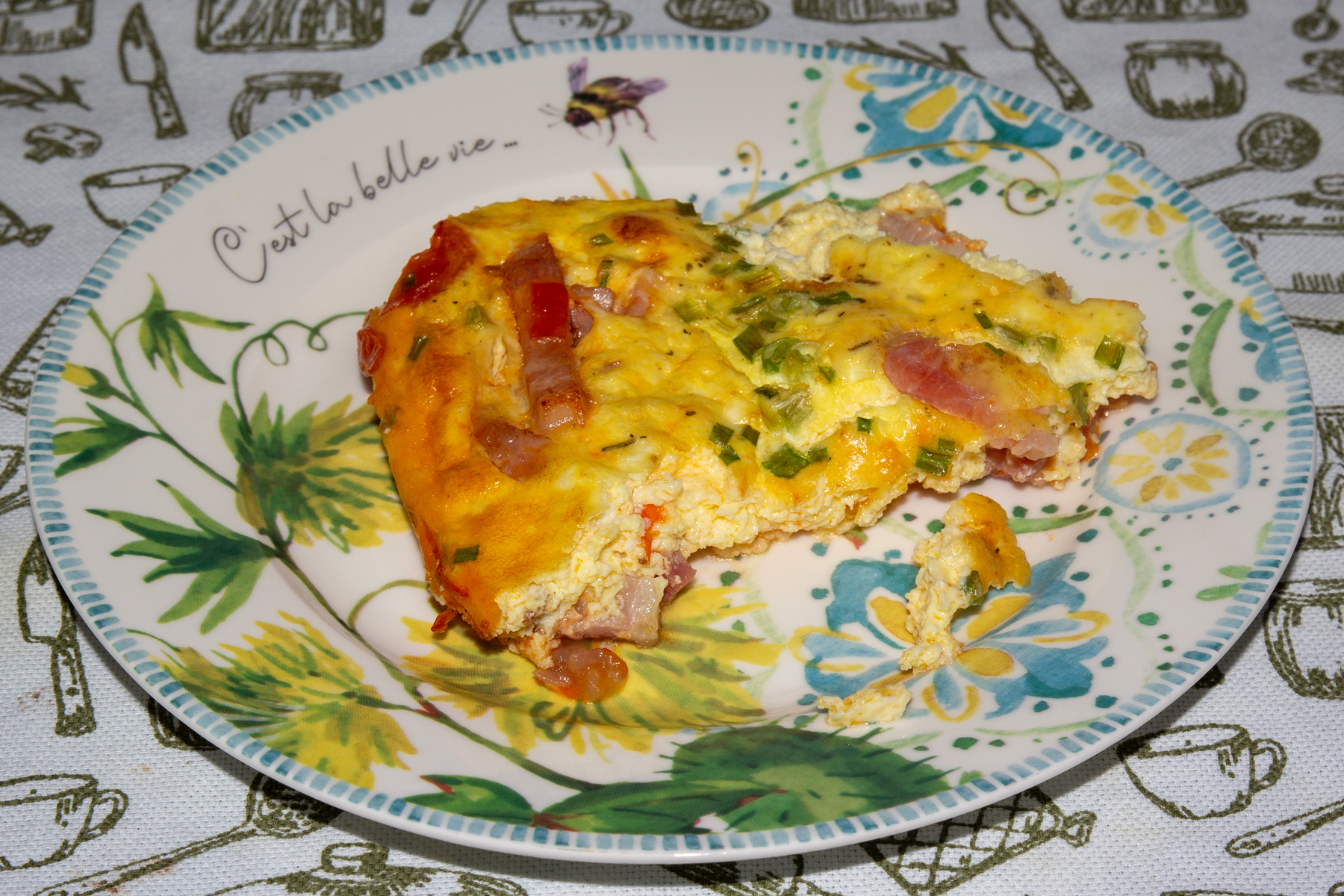 Фото к рецепту Омлет с овощами и копченой грудинкой Омлет с овощами и копченой грудинкой