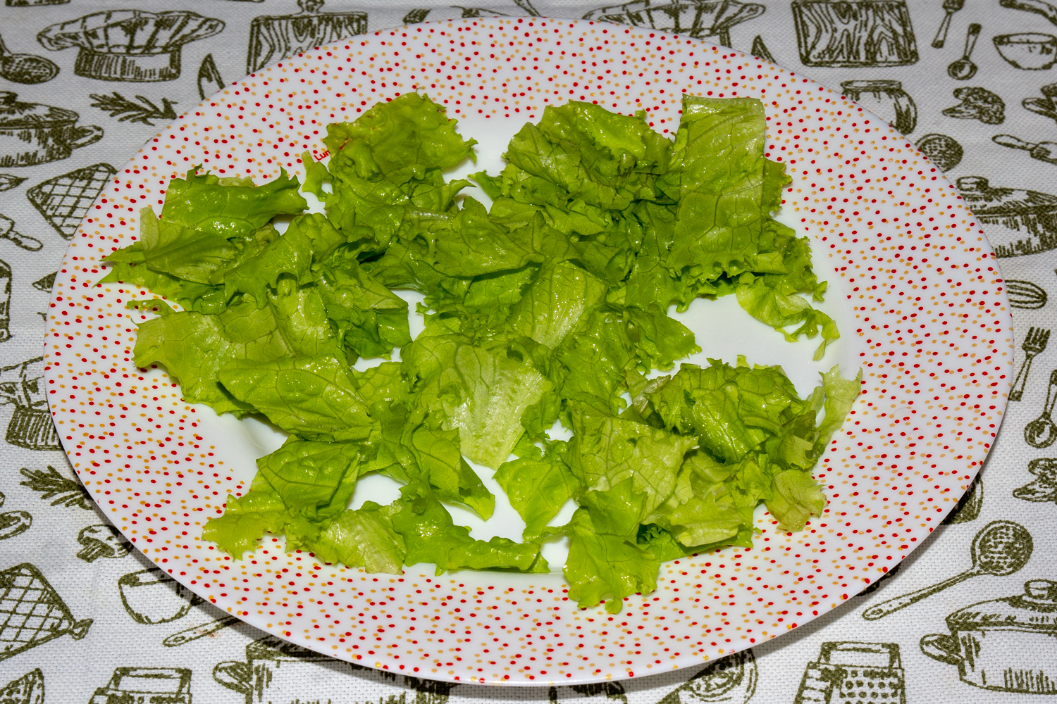 листья нарвите по рецепту Летний салатик с сыром сиртаки и редисом нарванные листья по рецепту Летний салатик с сыром сиртаки и редисом