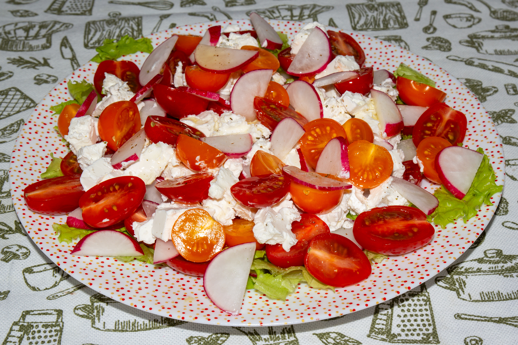 Фото к рецепту Летний салатик с сыром сиртаки и редисом Летний салатик с сыром сиртаки и редисом