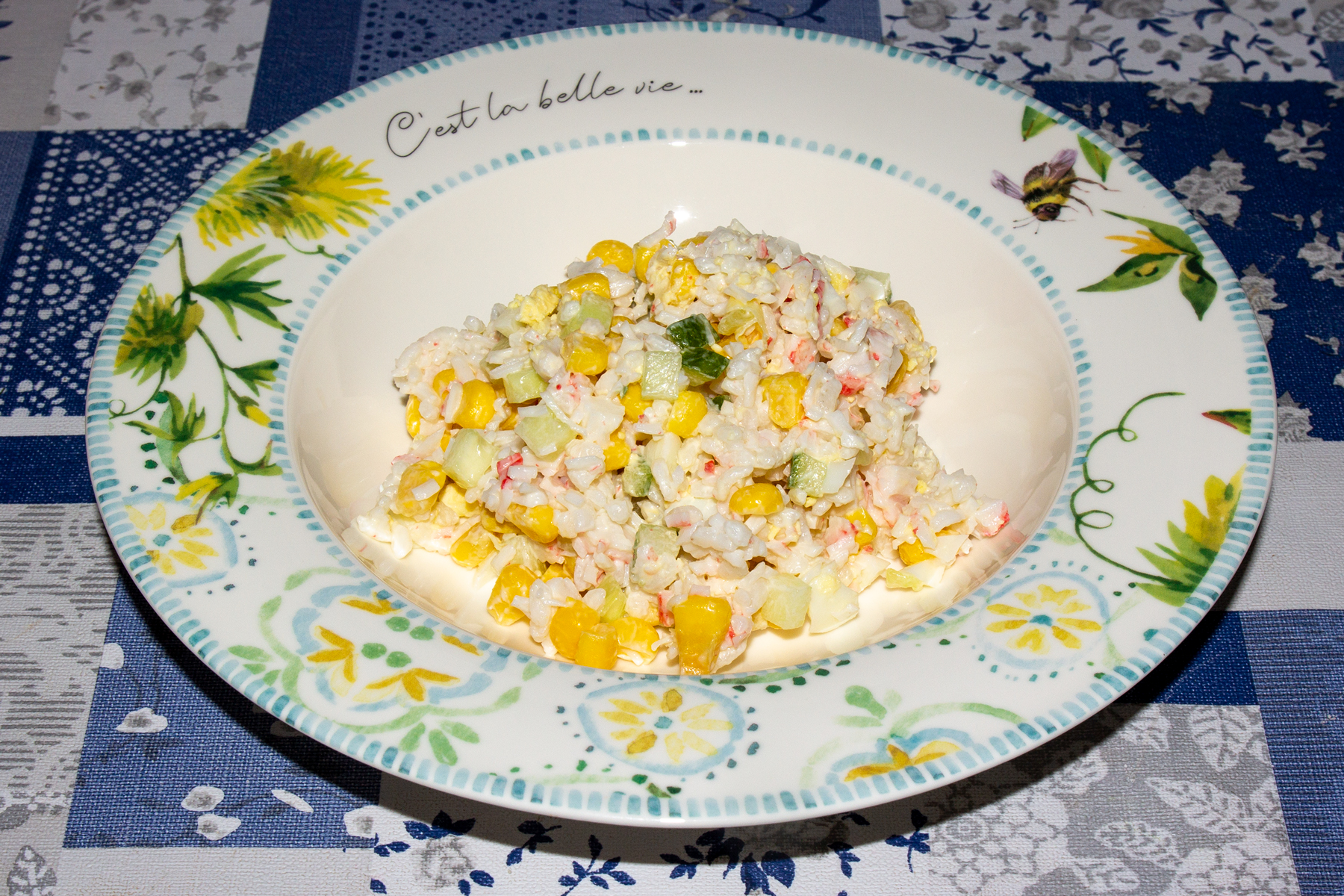 Фото к рецепту Салат из крабовых палочек с кукурузой Салат из крабовых палочек с кукурузой