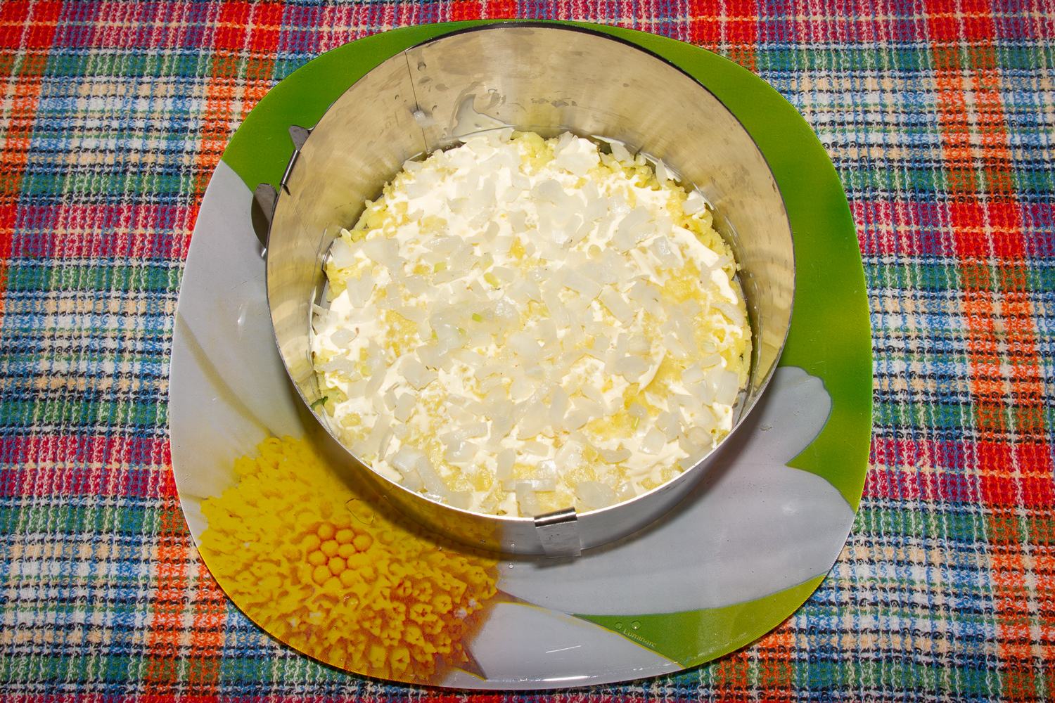 выложите слой лука по рецепту Салат с копченой скумбрией Мимоза слой лука по рецепту Салат с копченой скумбрией Мимоза