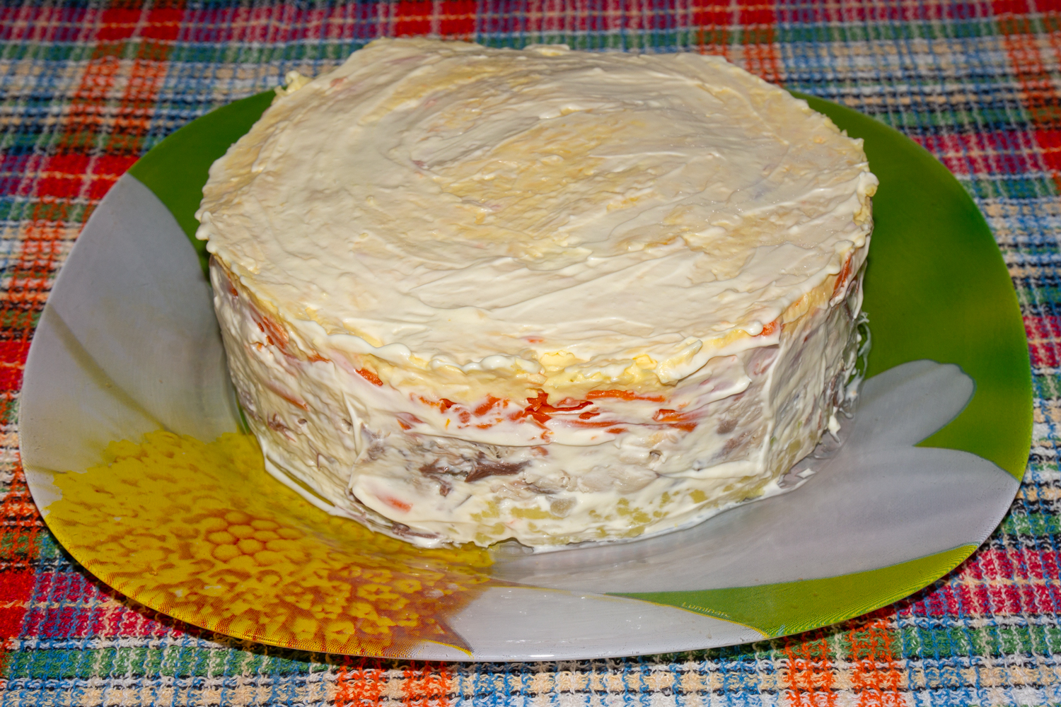 слои смажьте майонезом по рецепту Салат с копченой скумбрией Мимоза слои смазанные майонезом по рецепту Салат с копченой скумбрией Мимоза