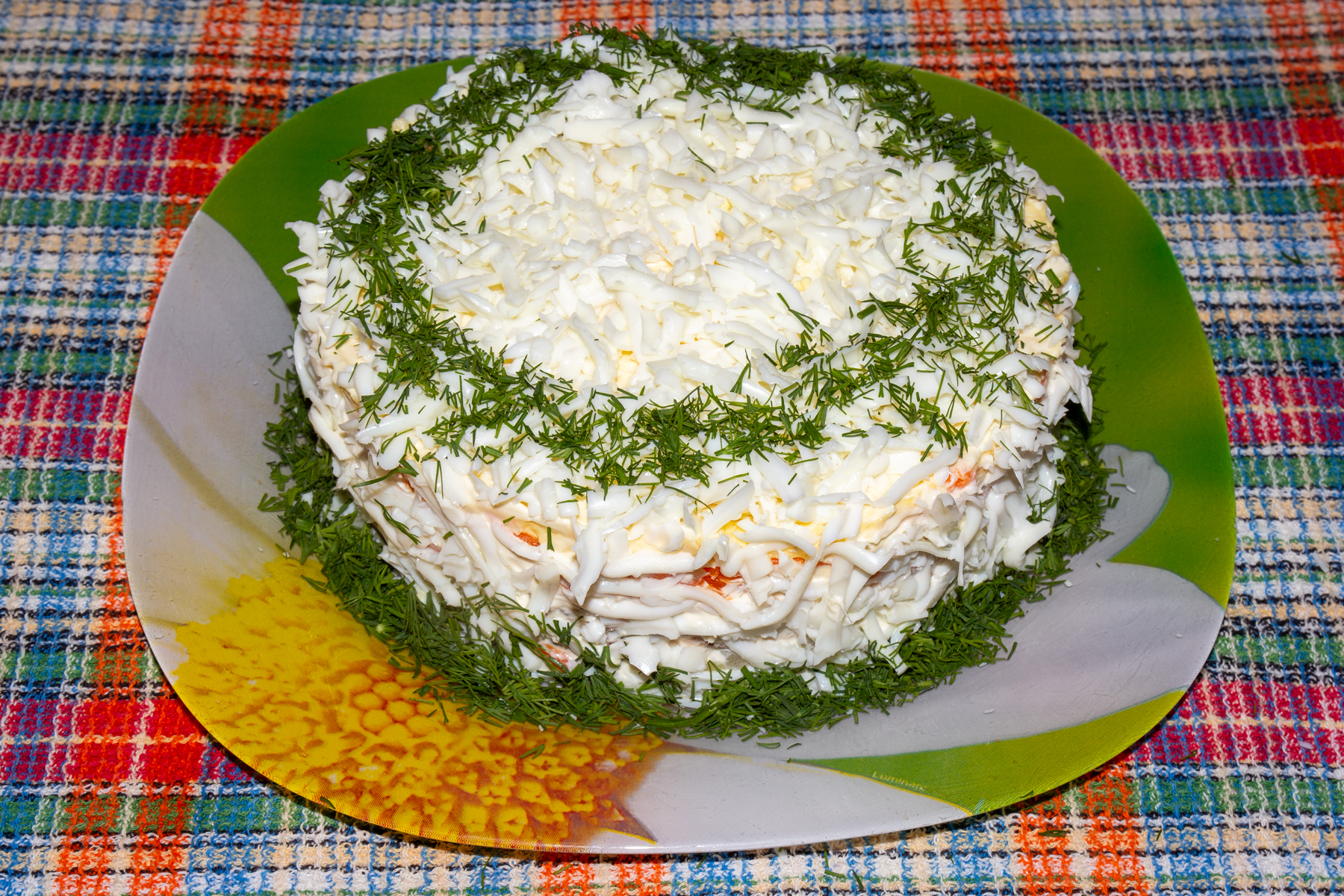 Фото к рецепту Салат с копченой скумбрией Мимоза Салат с копченой скумбрией Мимоза