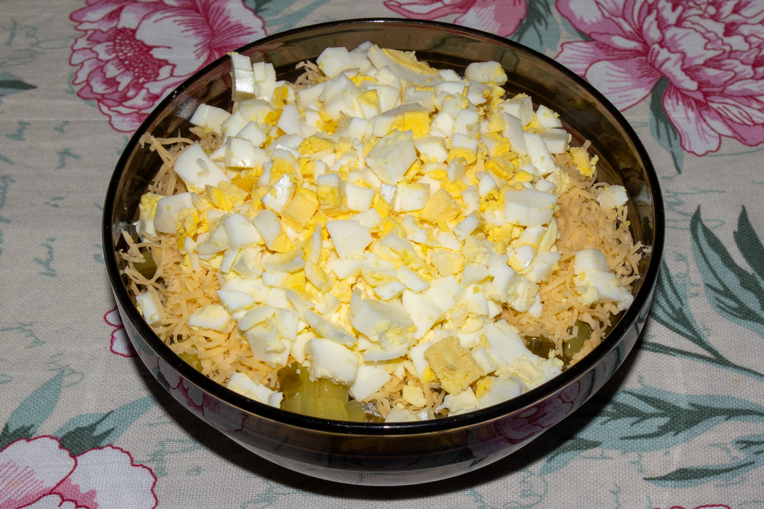 яйца нарежьте по рецепту Салат с вареной курицей и горошком нарезанные яйца по рецепту Салат с вареной курицей и горошком