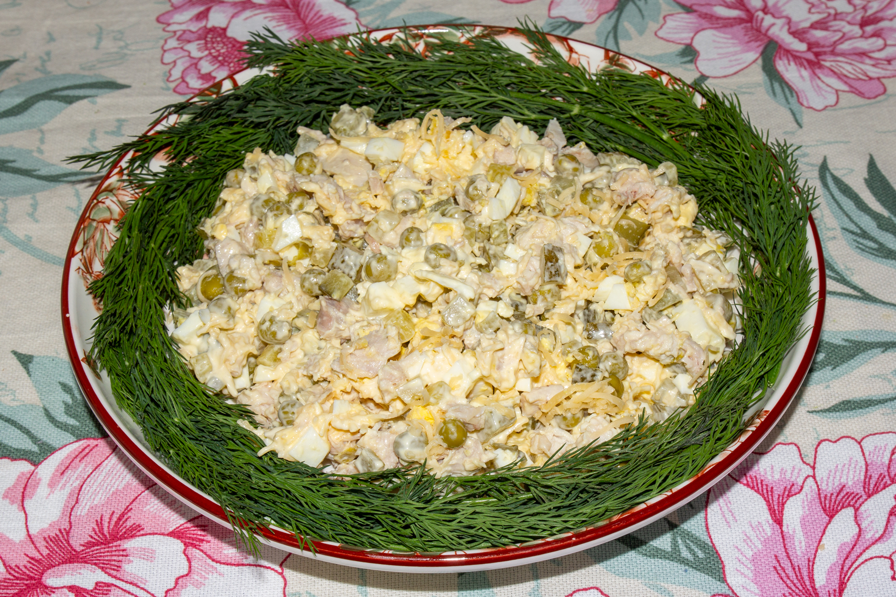 Фото к рецепту Салат с вареной курицей и горошком Салат с вареной курицей и горошком