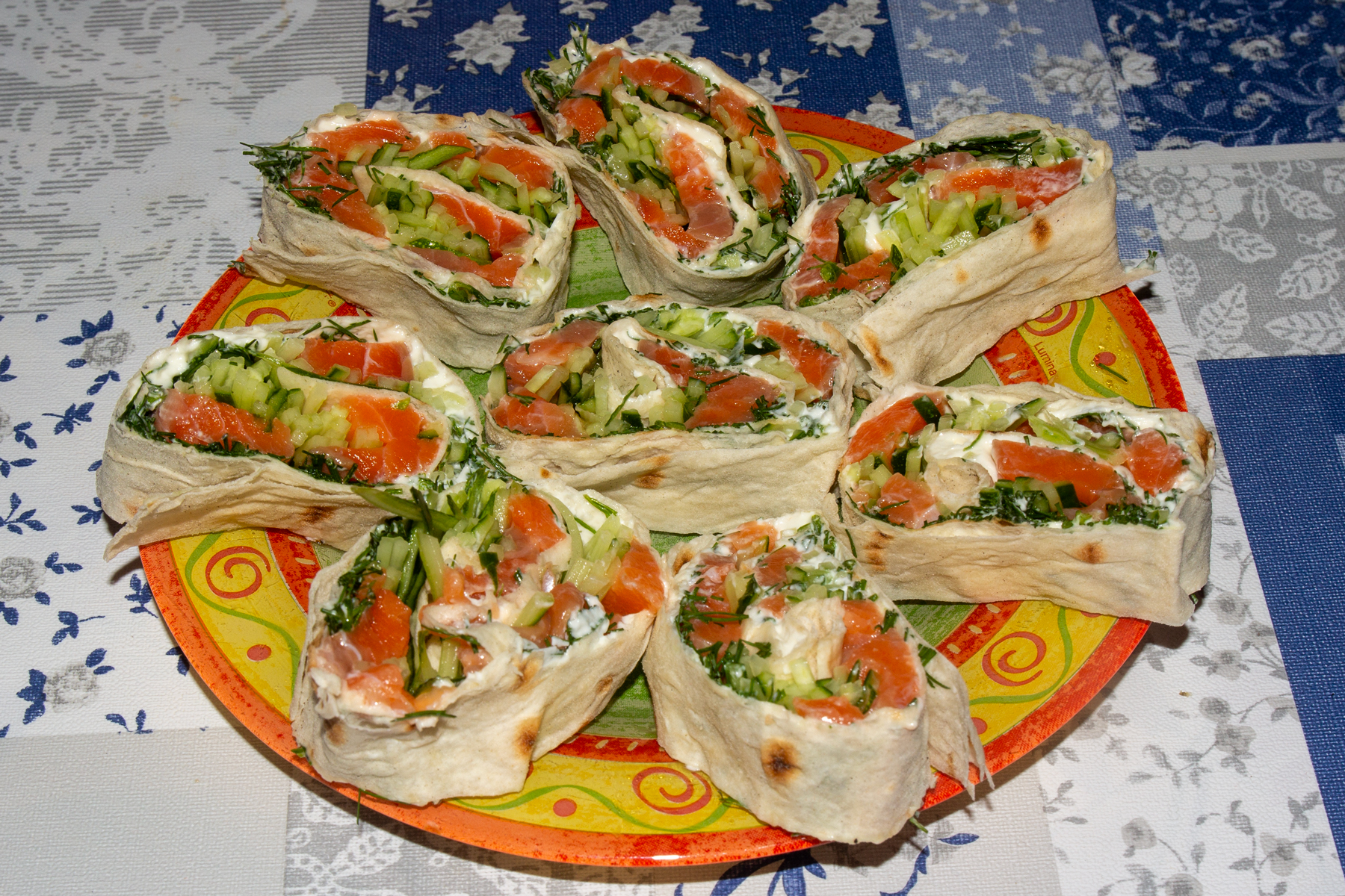 Фото к рецепту Лаваш с красной рыбой и огурцом Лаваш с красной рыбой и огурцом