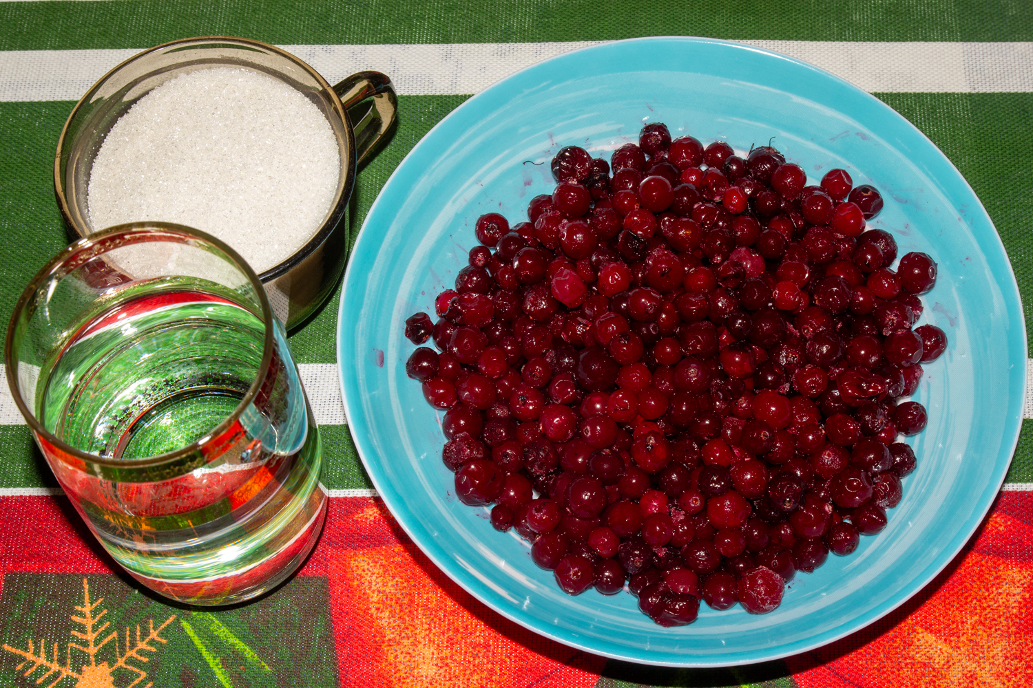 ингредиенты для рецепта Брусничный морс продукты для рецепта Брусничный морс