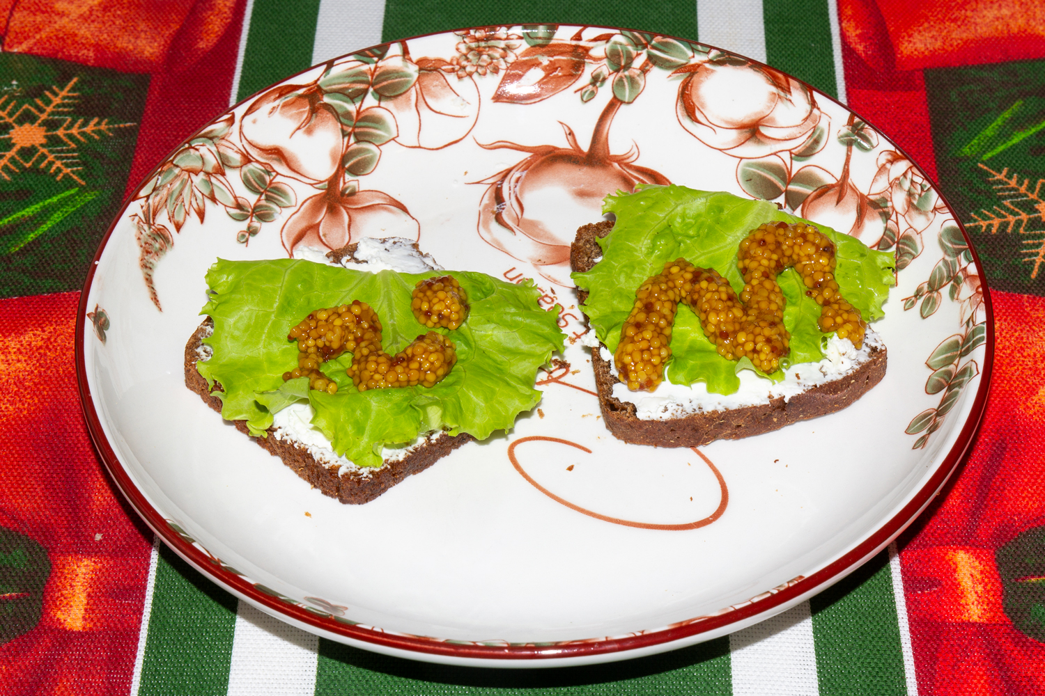 листья салата смажьте горчицей по рецепту Брускетта с мортаделлой листья салата с горчицей по рецепту Брускетта с мортаделлой