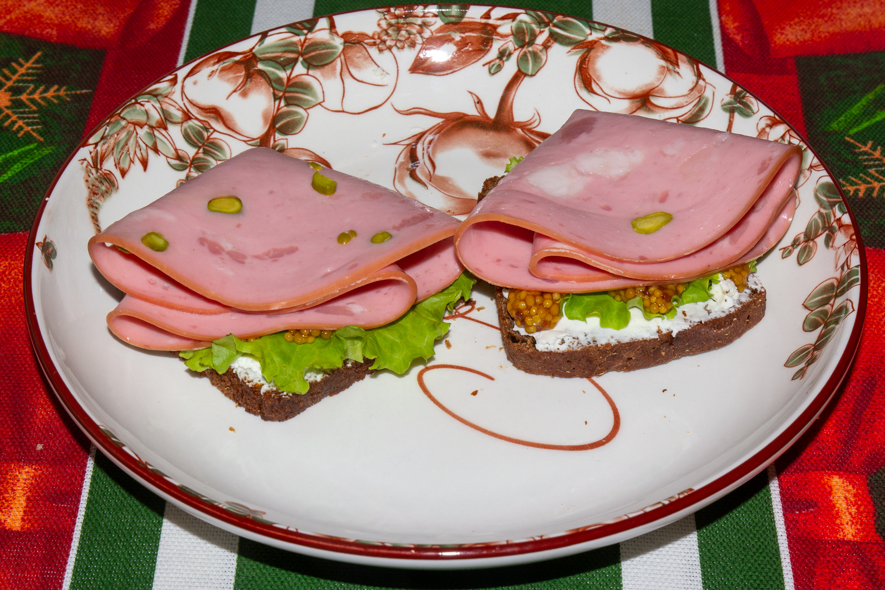 Фото к рецепту Брускетта с мортаделлой Брускетта с мортаделлой