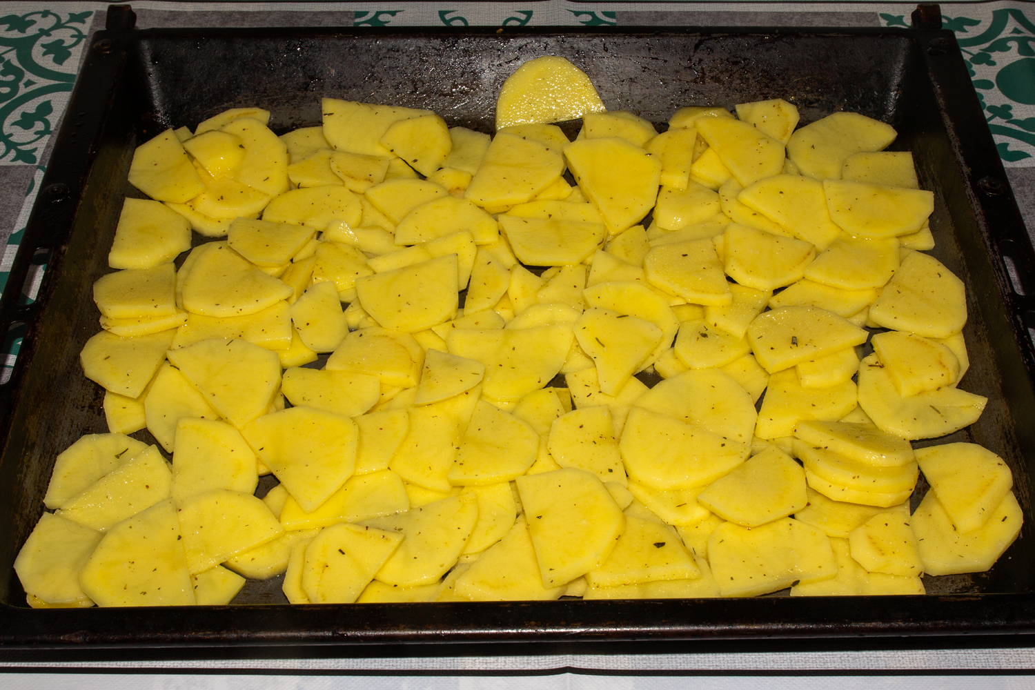 картофель нарежьте по рецепту Бедра курицы запеченные нарезанный картофель по рецепту Бедра курицы запеченные