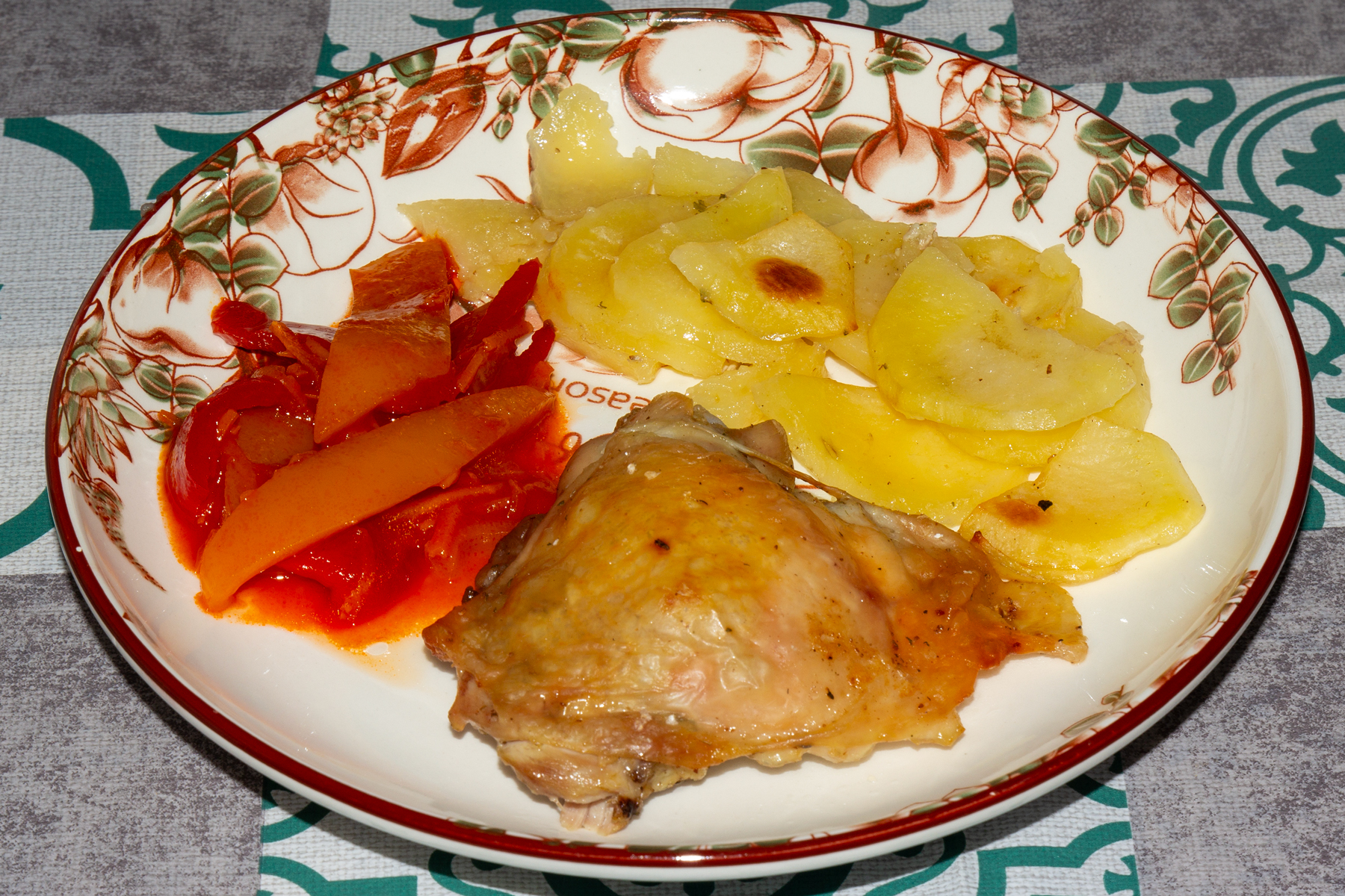 Фото к рецепту Бедра курицы запеченные Бедра курицы запеченные