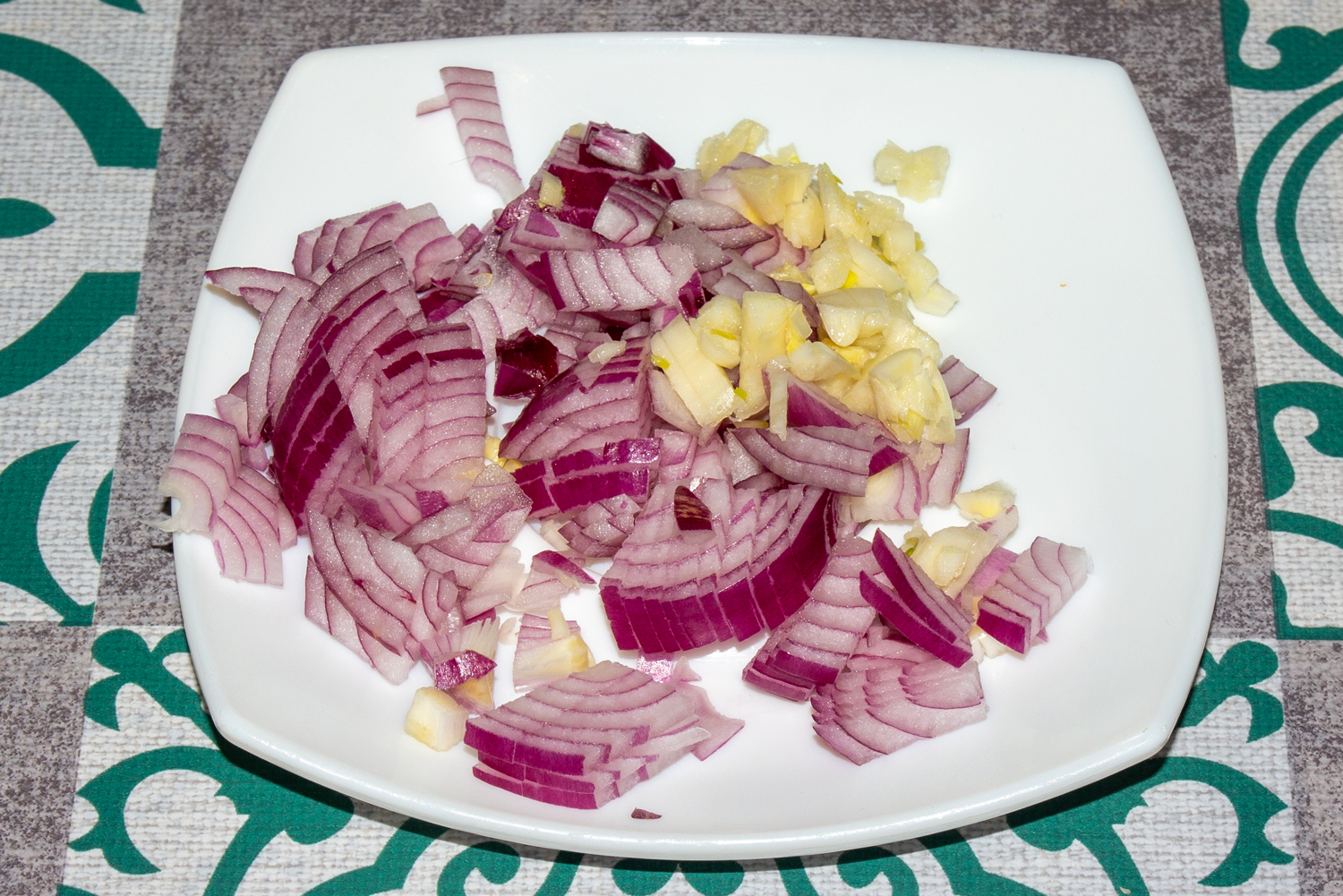 овощи нарежьте по рецепту Зелёный горошек с беконом нарезанные овощи по рецепту Зелёный горошек с беконом