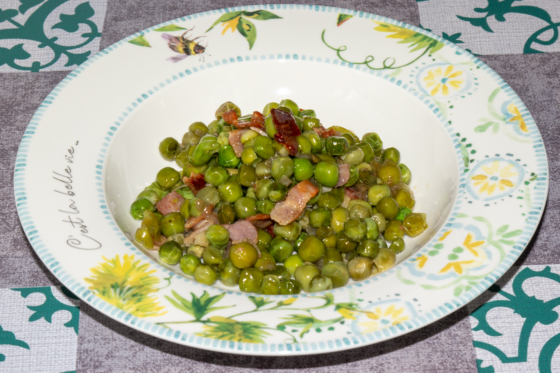 Фото к рецепту Зелёный горошек с беконом Зелёный горошек с беконом